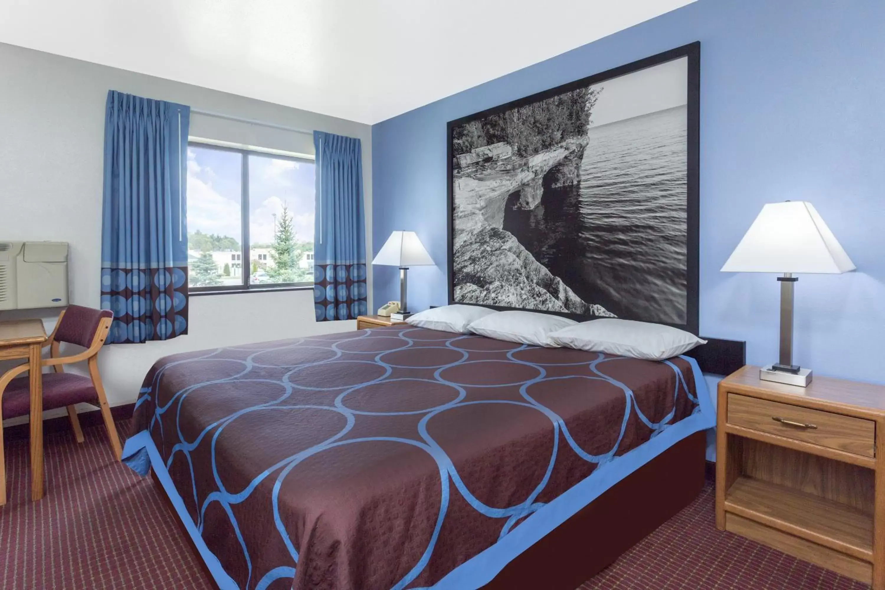 Bed, Room Photo in Super 8 by Wyndham Wisconsin Dells