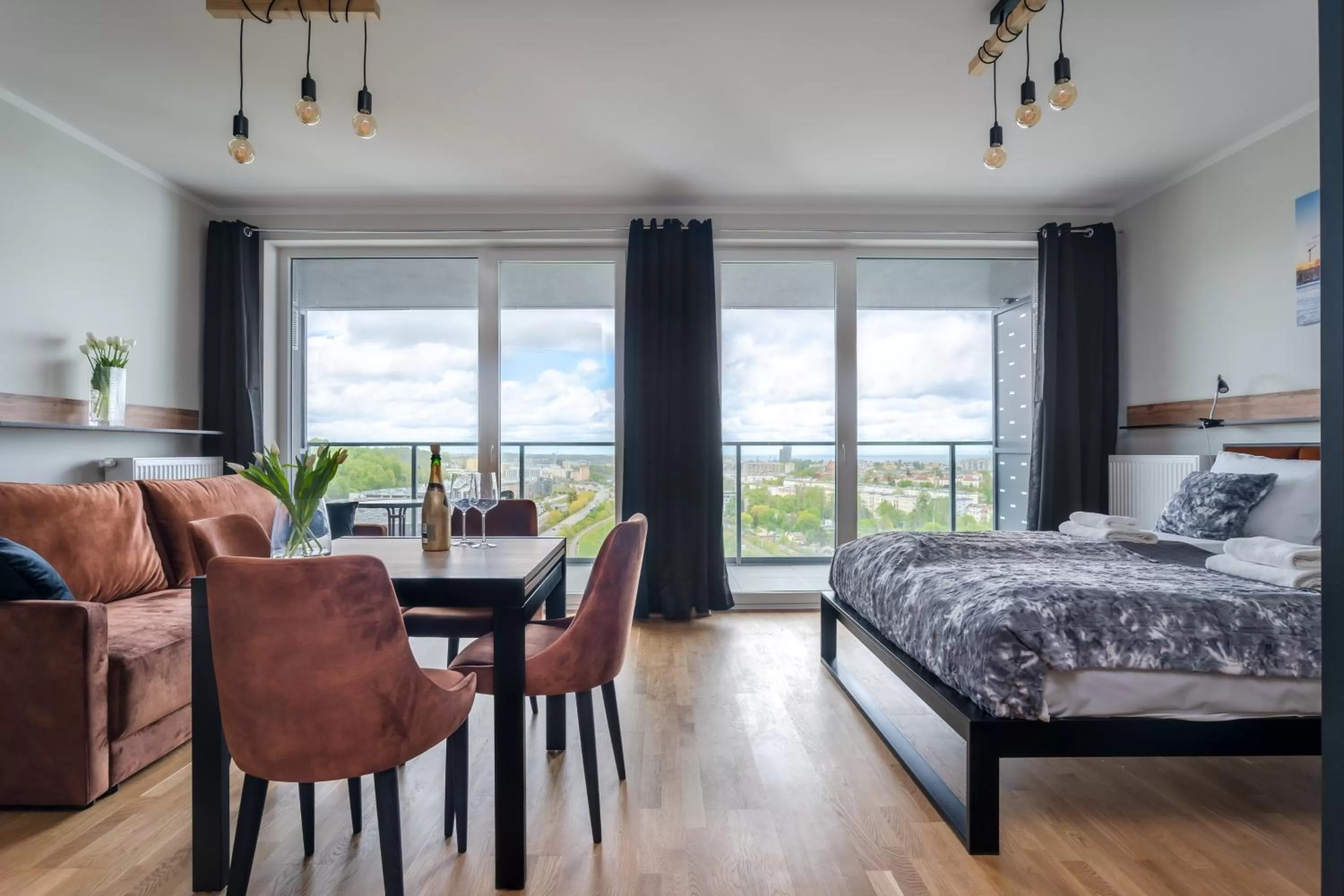 Bed in Symphony Modern Tower Apartamenty