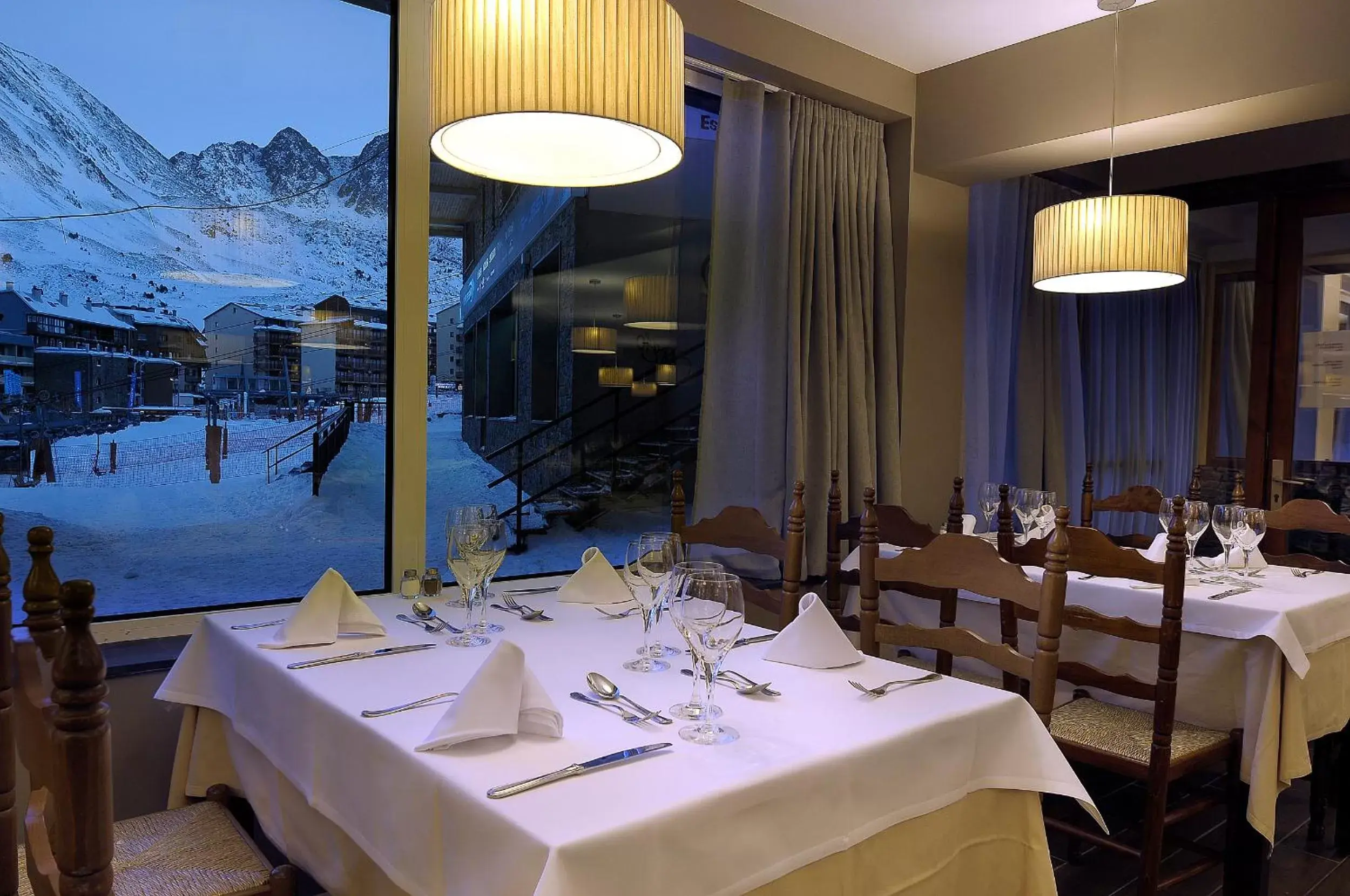 Restaurant/places to eat in Hotel Kandahar Restaurant/places to eat in Hotel Kandahar