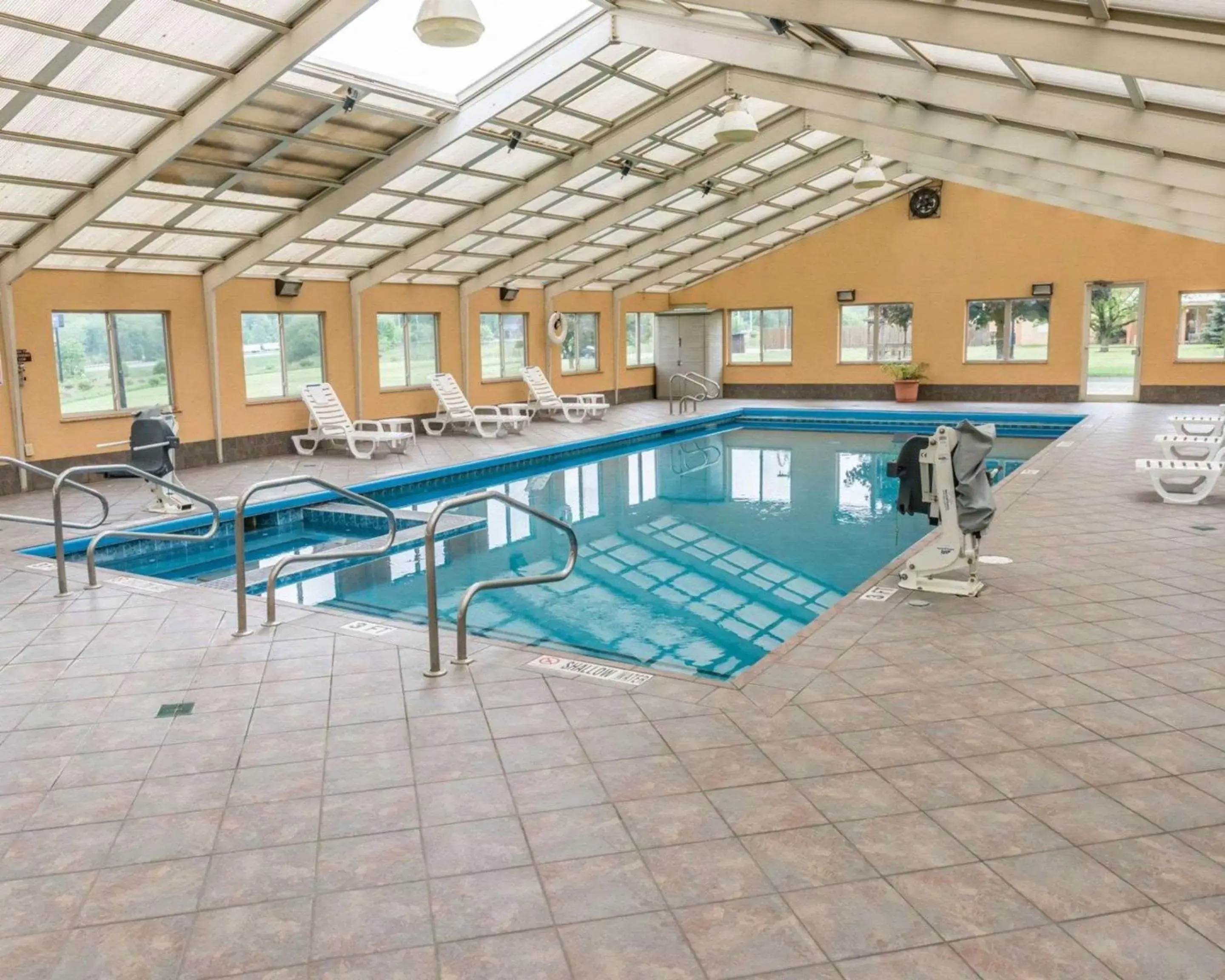 On site, Swimming Pool in Rodeway Inn Mercer