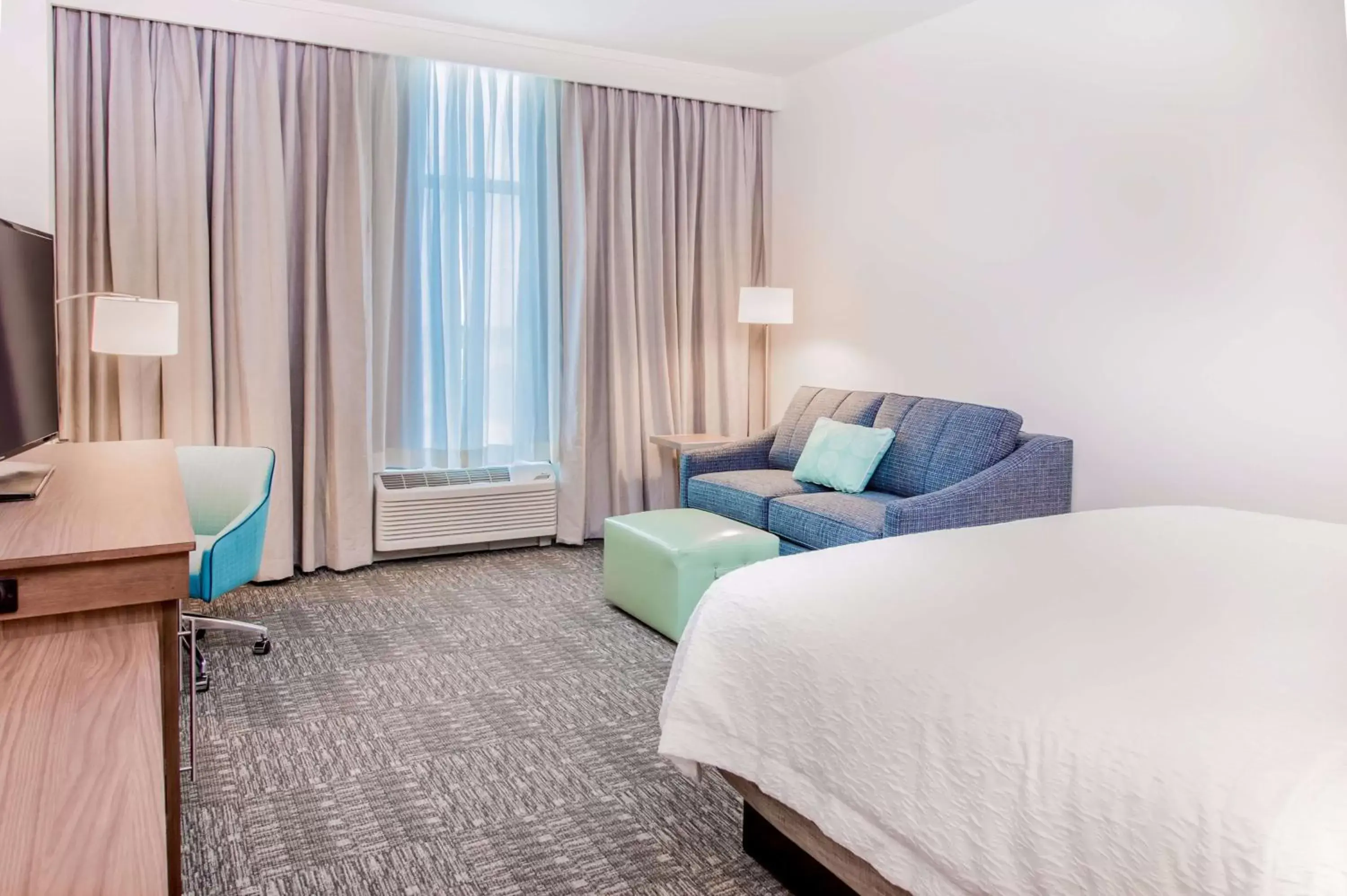 Bedroom, Seating Area in Hampton Inn & Suites Panama City Beach-Beachfront