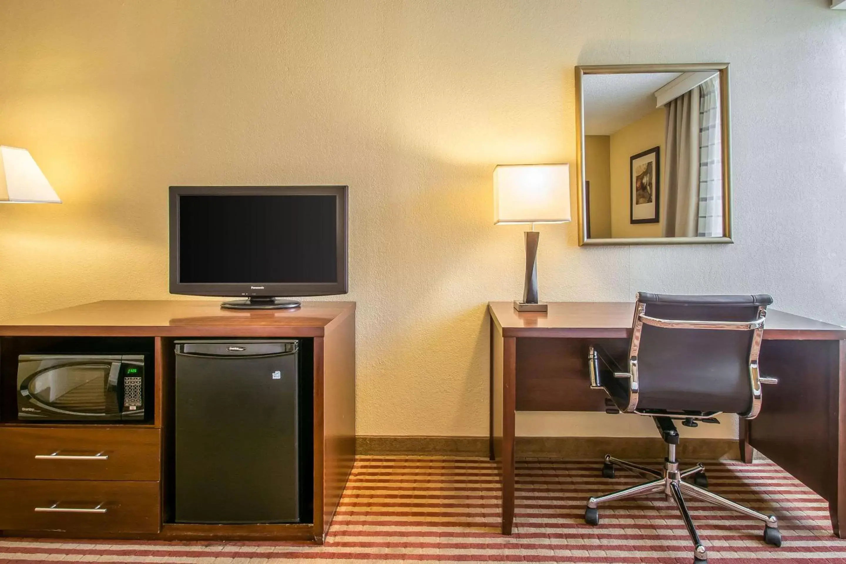Bedroom, TV/Entertainment Center in Comfort Inn & Suites Kissimmee by the Parks