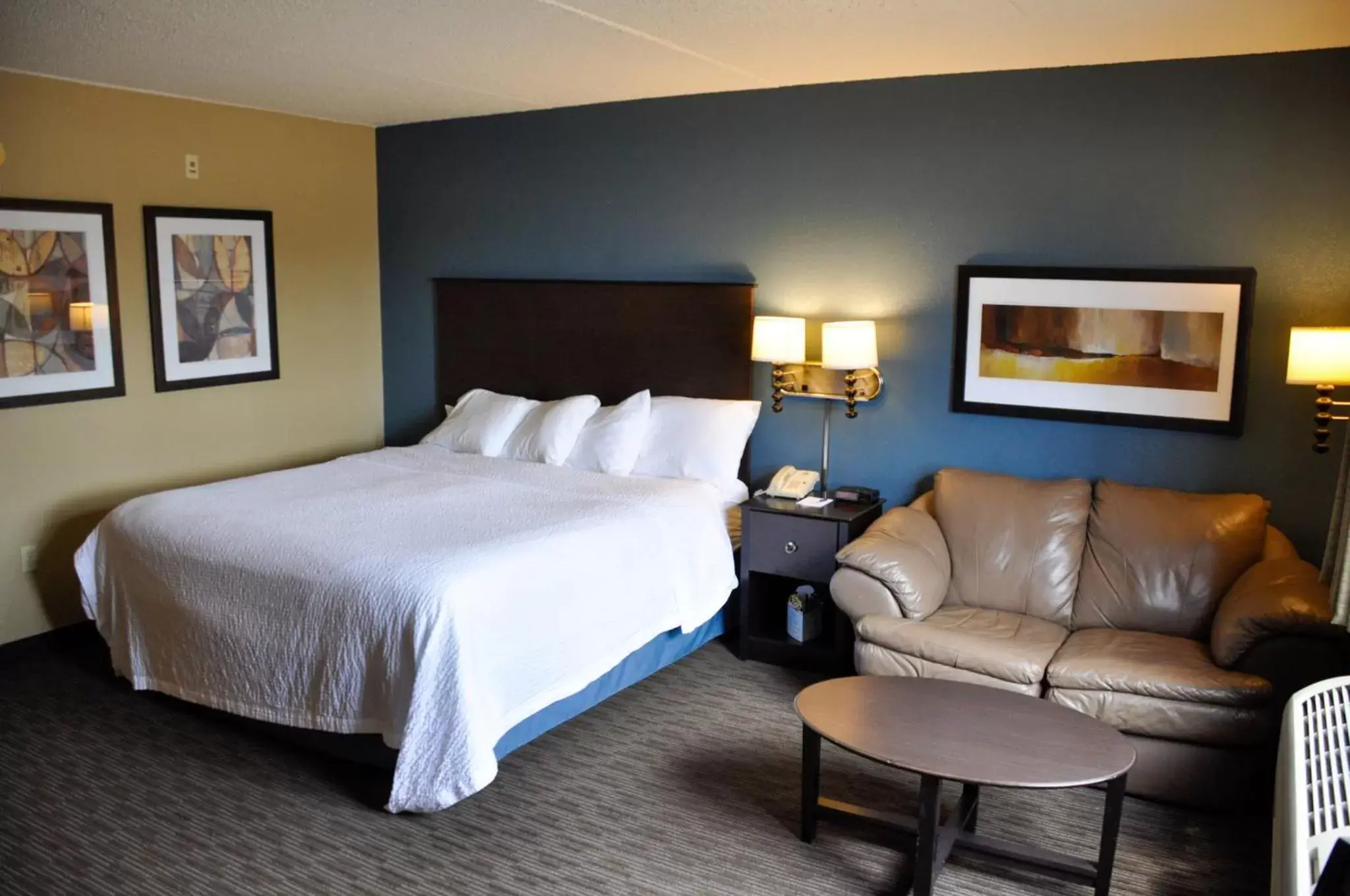 Seating area, Bed in AmericInn by Wyndham Clear Lake