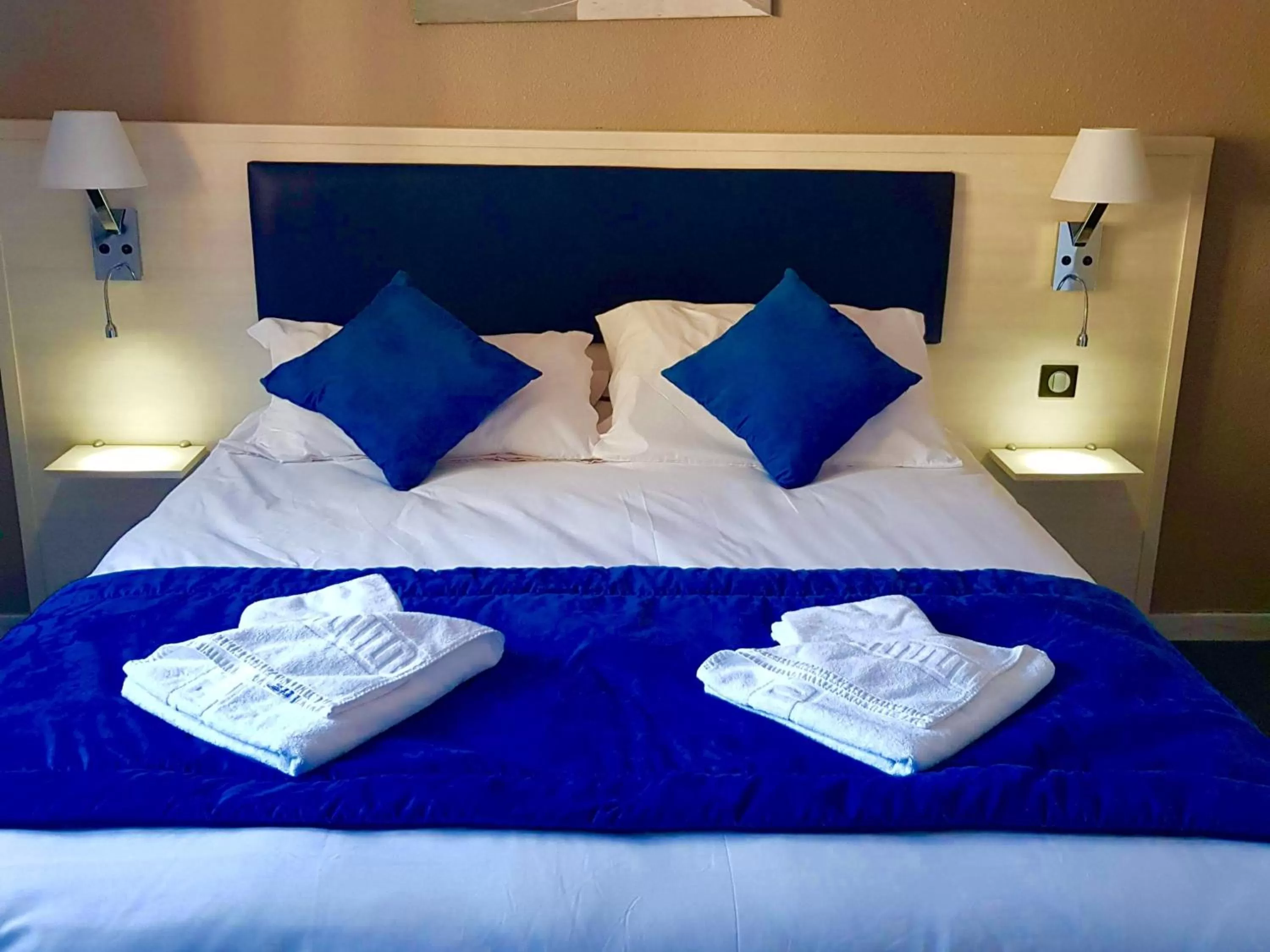 Bedroom, Bed in Hôtel Les Alizés