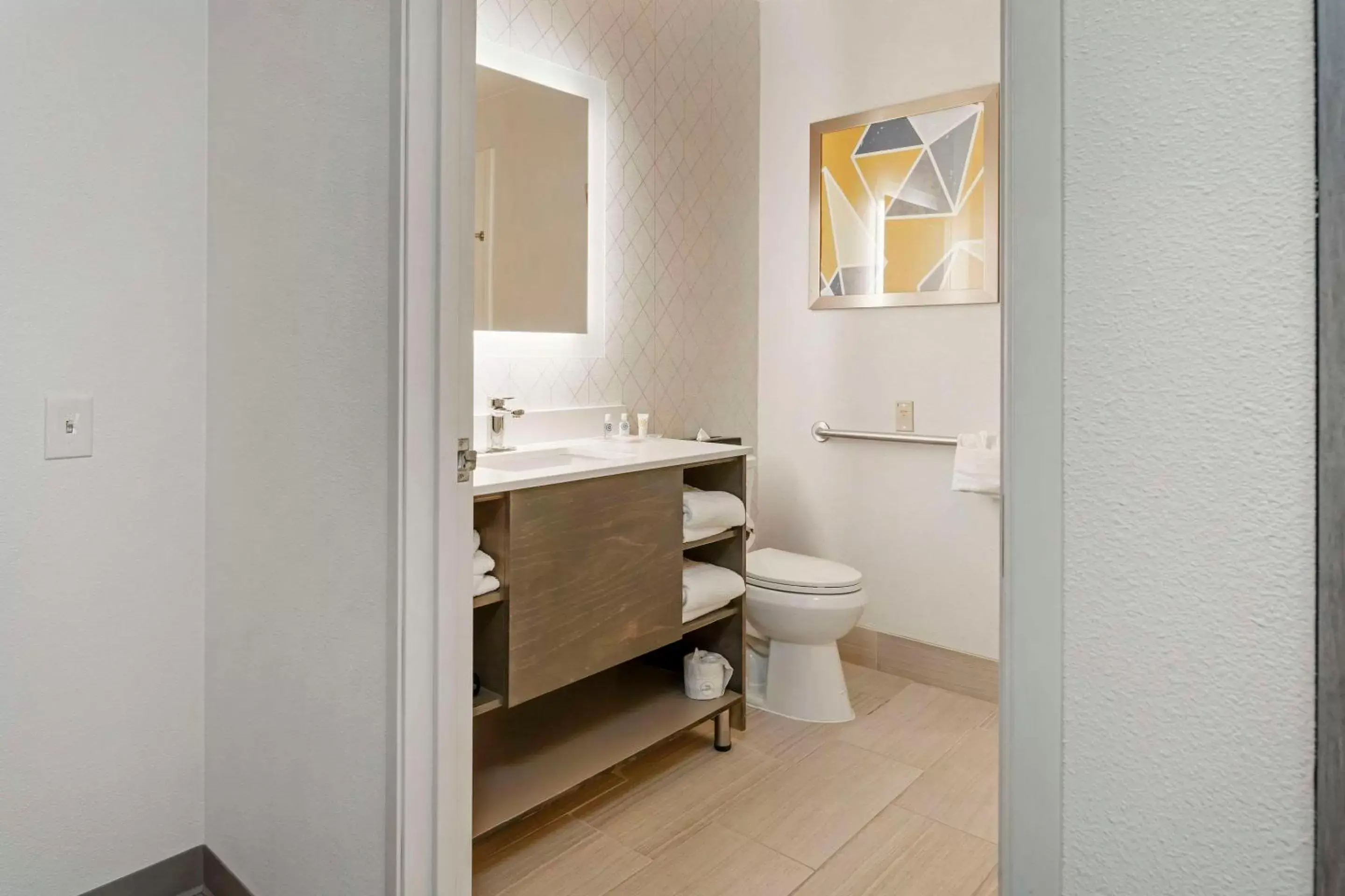 Bedroom, Bathroom in Comfort Suites Elgin