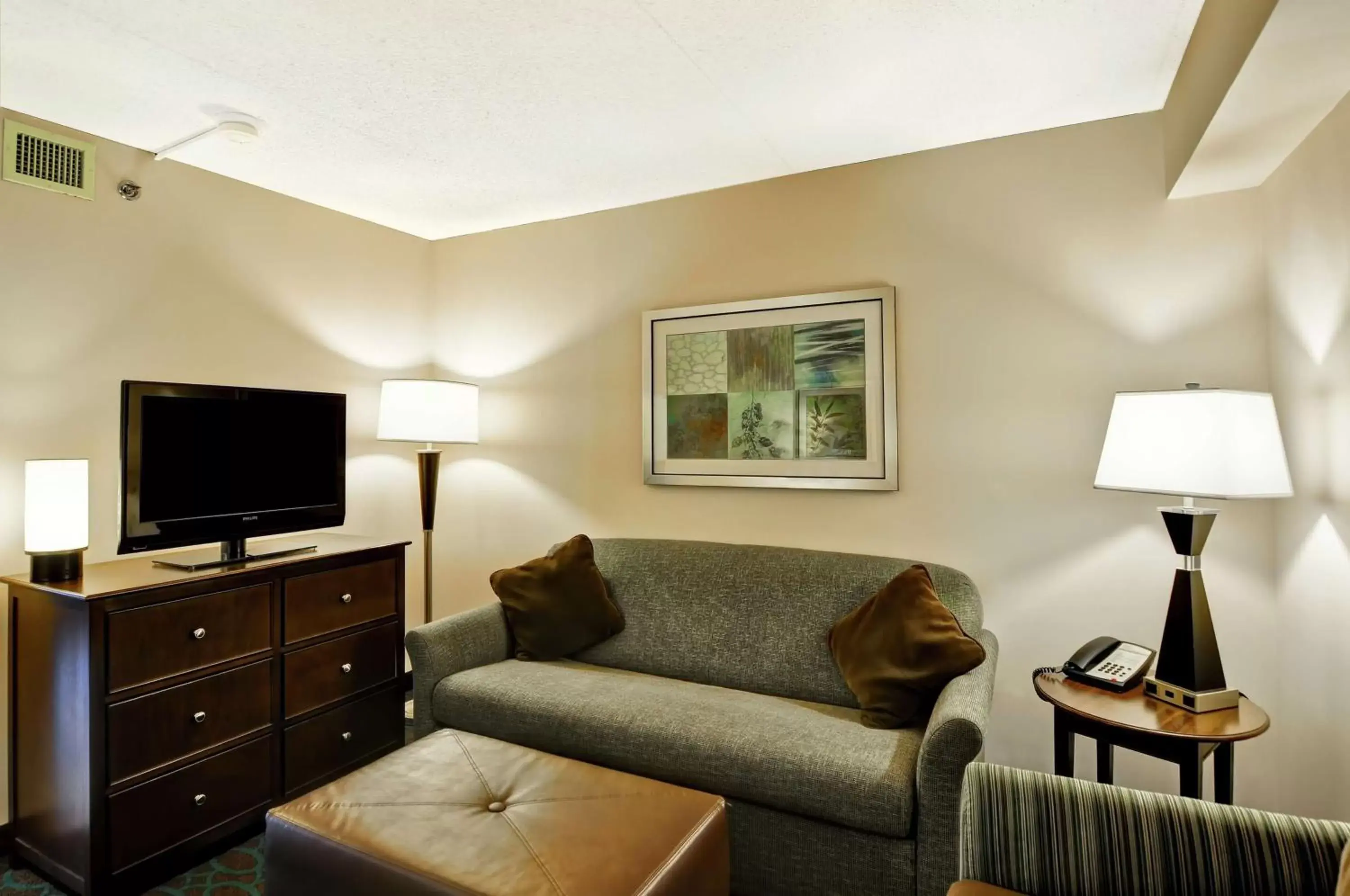 Living room, Seating Area in Hampton Inn New Bedford/Fairhaven