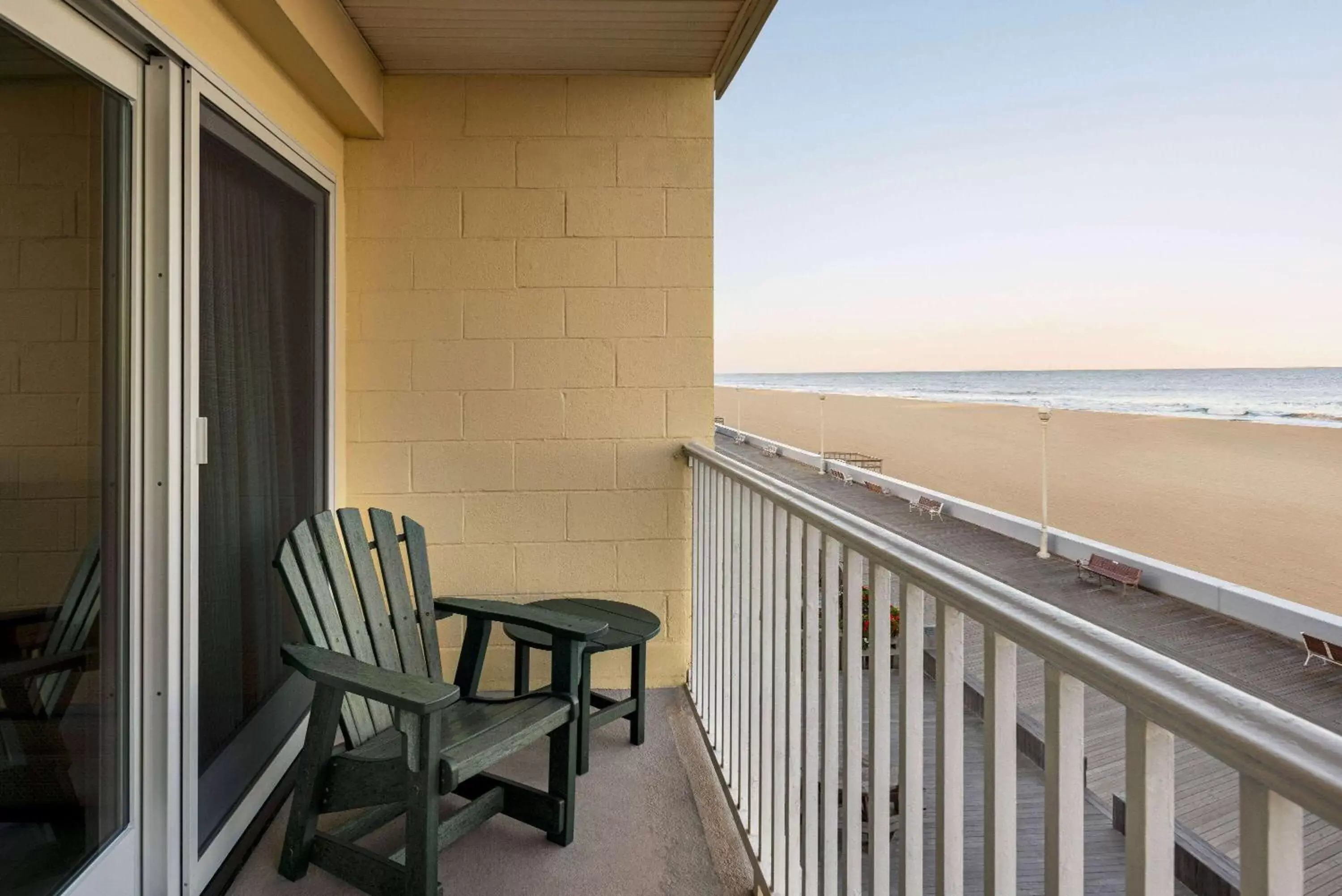 Photo of the whole room, Balcony/Terrace in Howard Johnson by Wyndham Ocean City Oceanfront