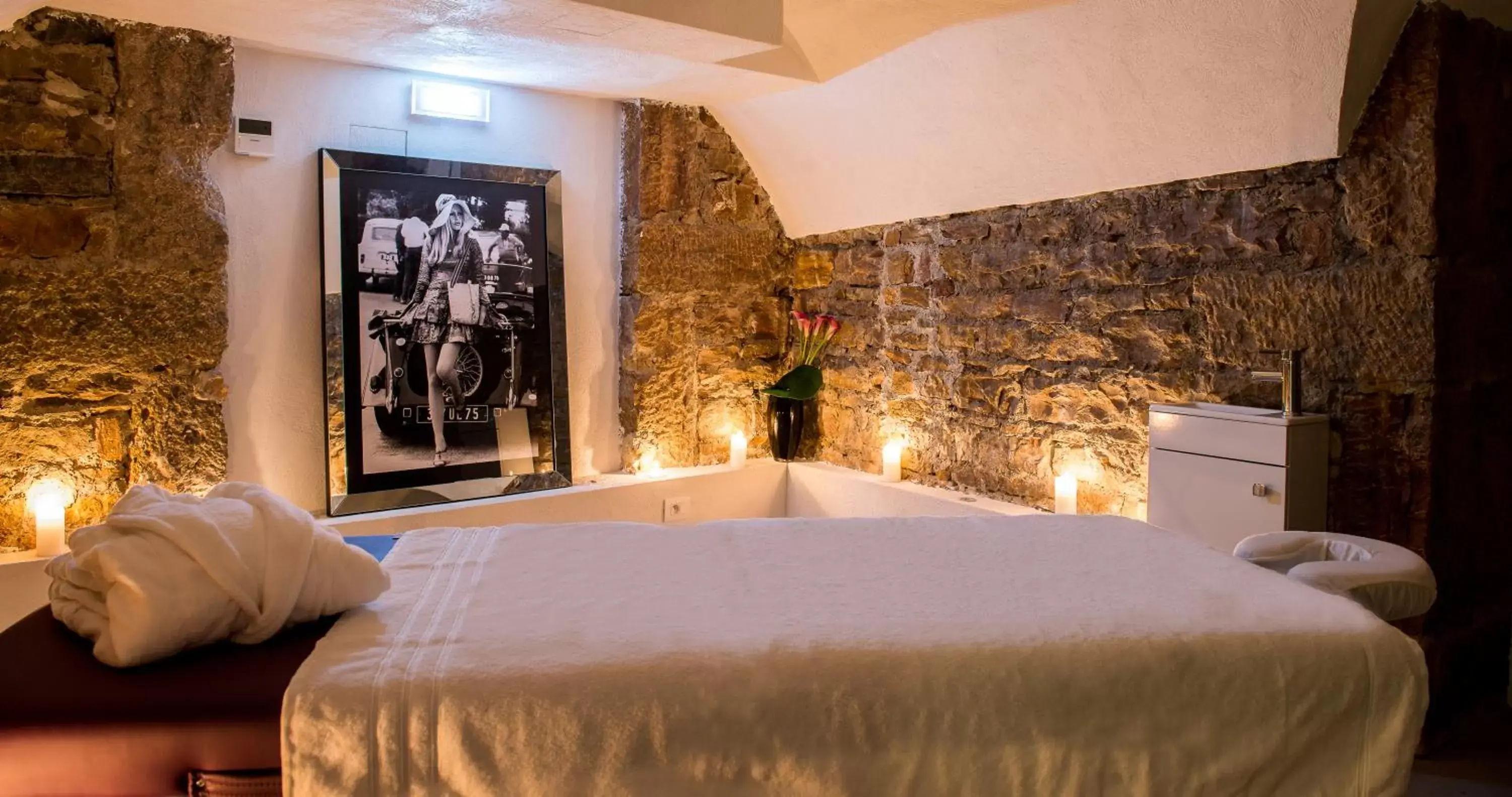 Massage, Bed in Boscolo Lyon Hotel & Spa