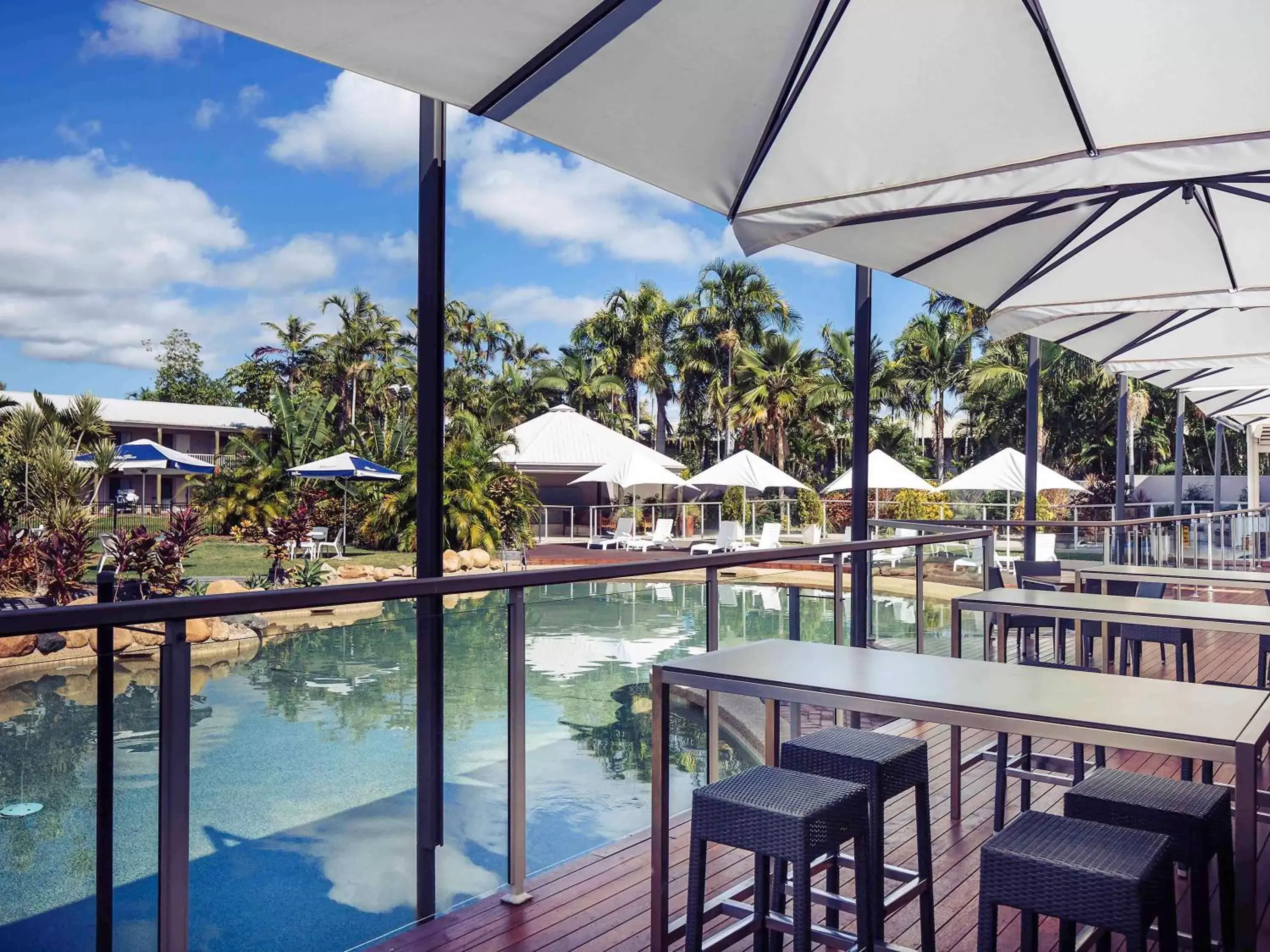 Lounge or bar, Swimming Pool in Mercure Townsville