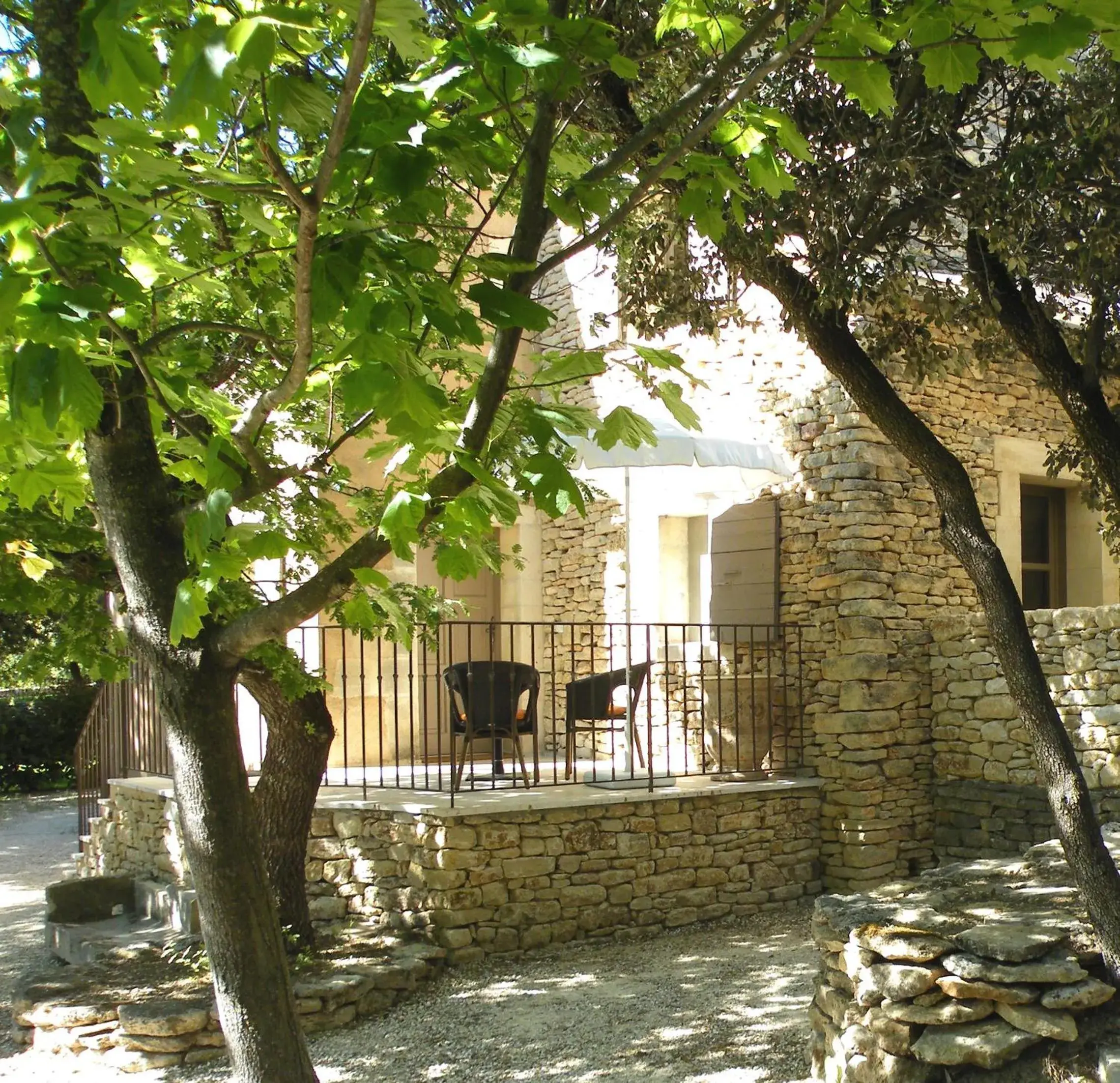 Patio, Property Building in Le Jas de Gordes