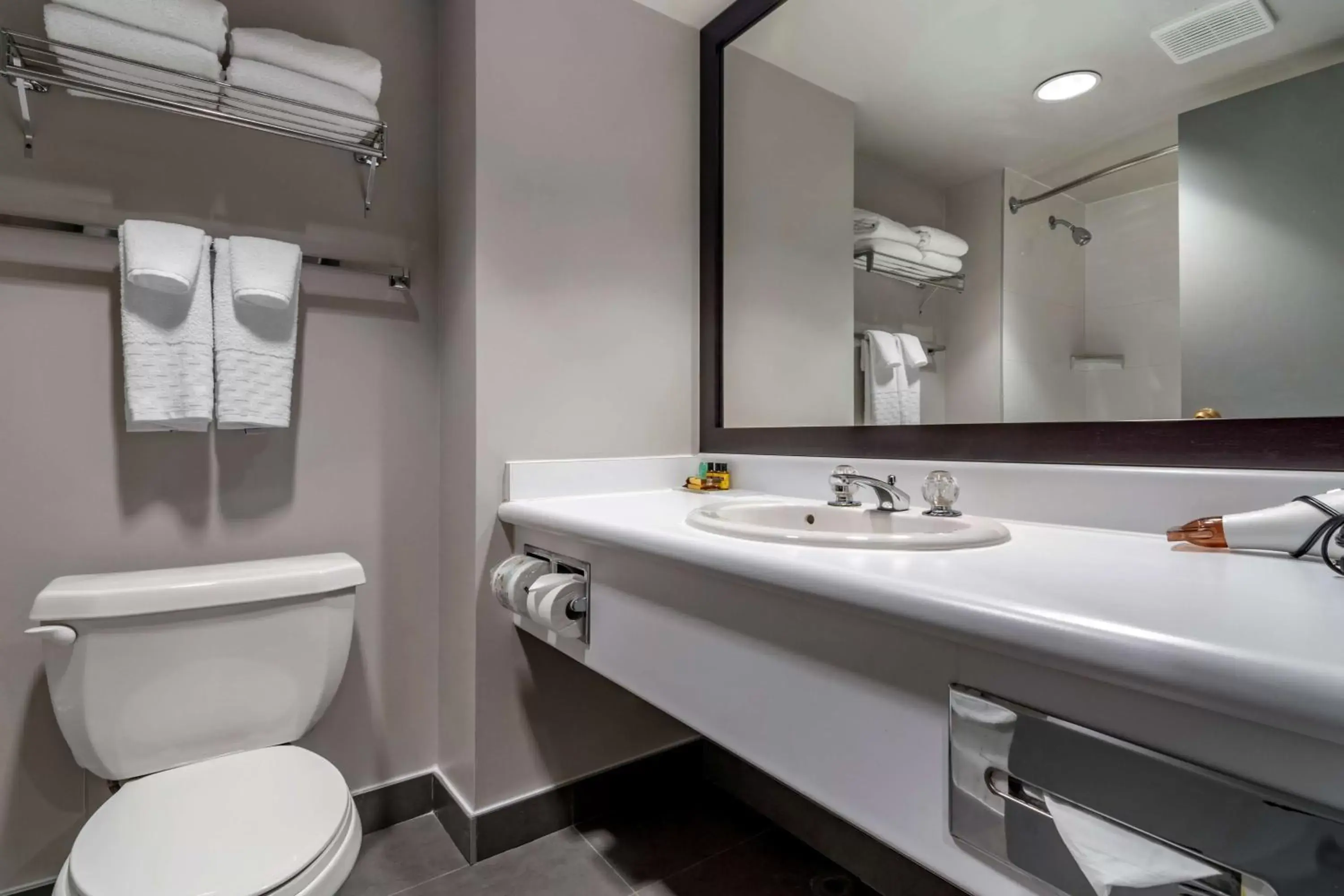 Bathroom in Best Western Plus Vancouver Airport Hotel