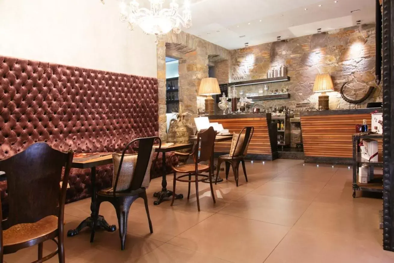 Lounge or bar, Restaurant/Places to Eat in Forvm boutique Hotel