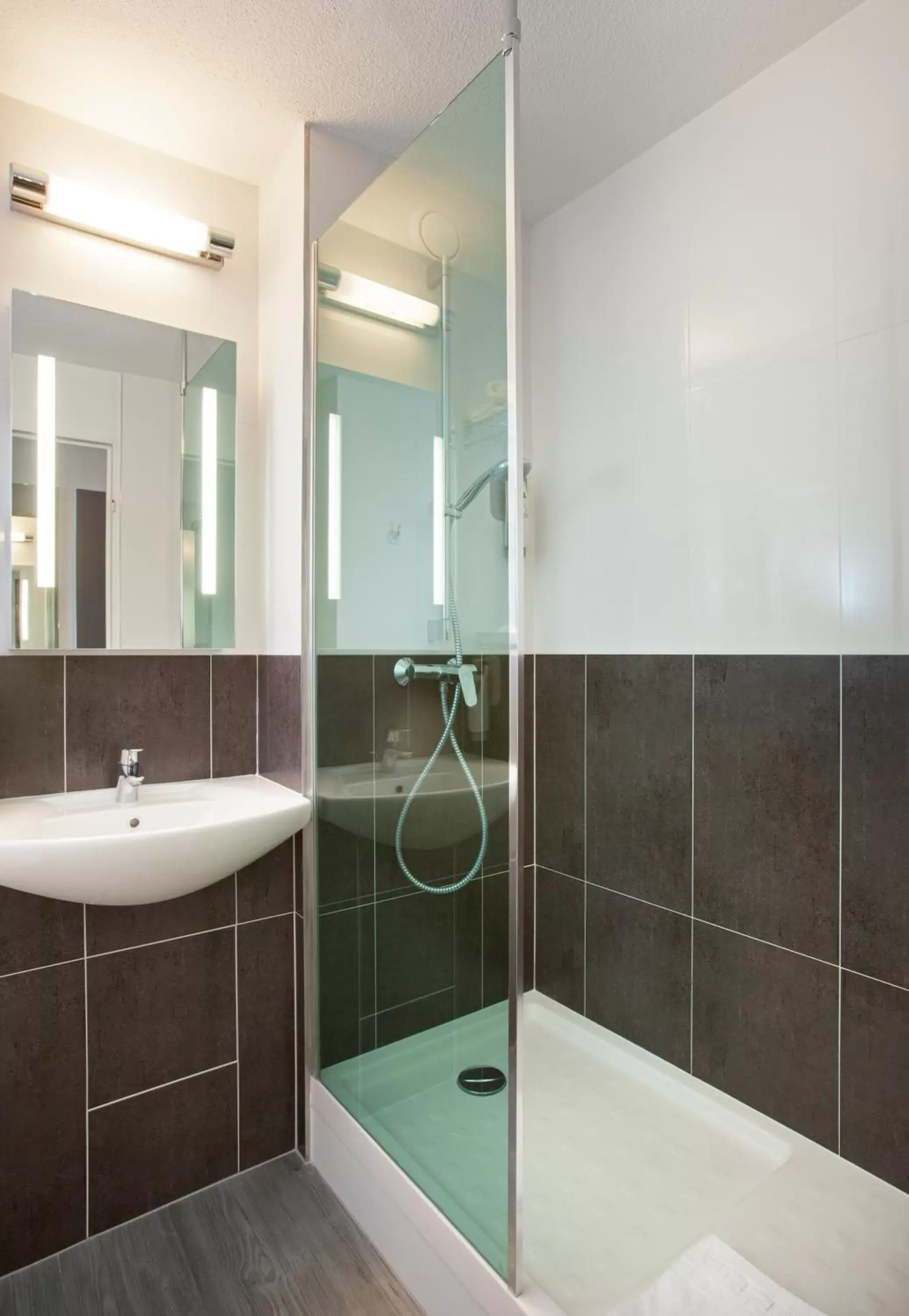 Shower, Bathroom in ibis Styles Reims Centre