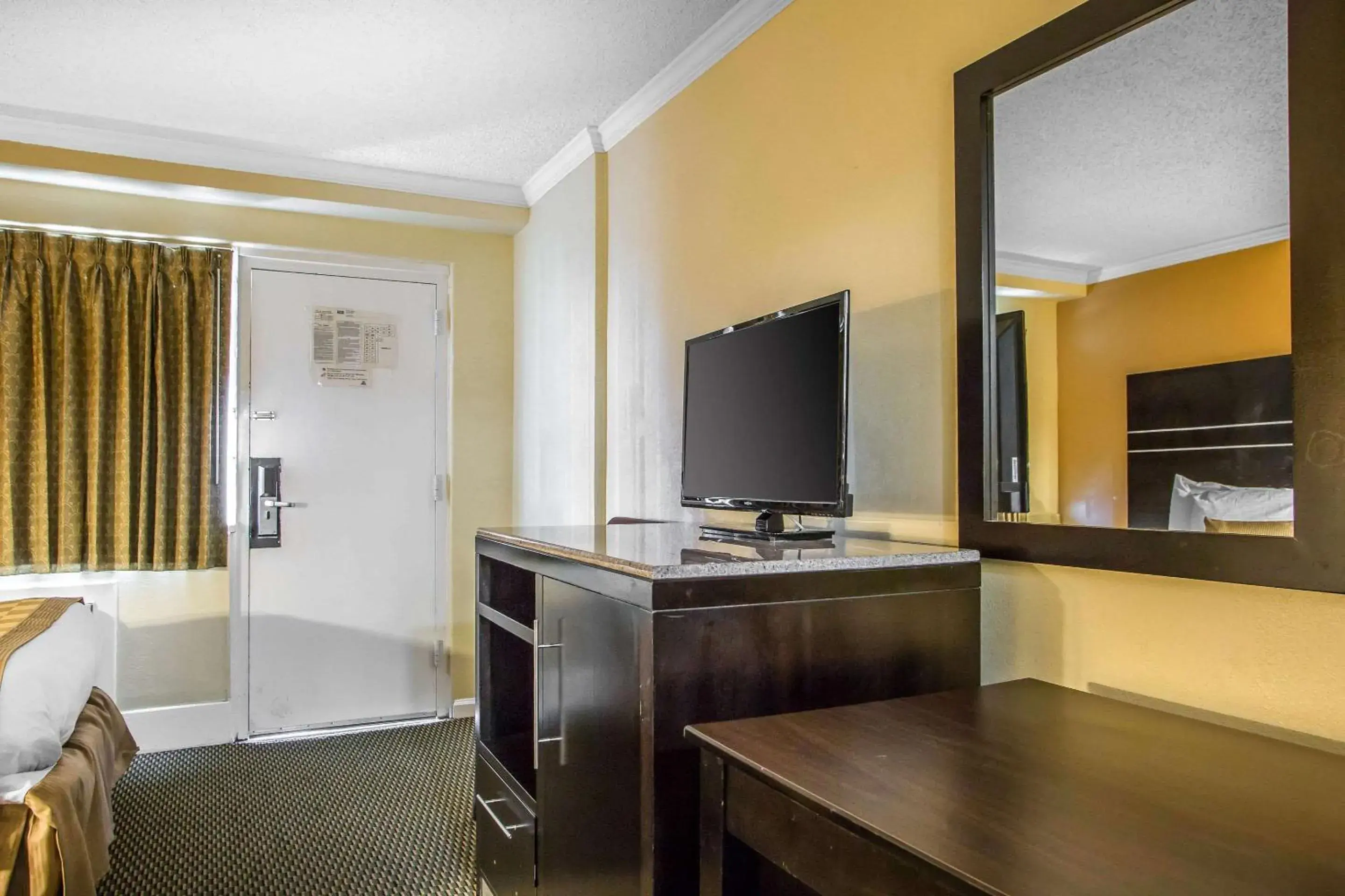 Photo of the whole room, TV/Entertainment Center in Rodeway Inn Boardwalk