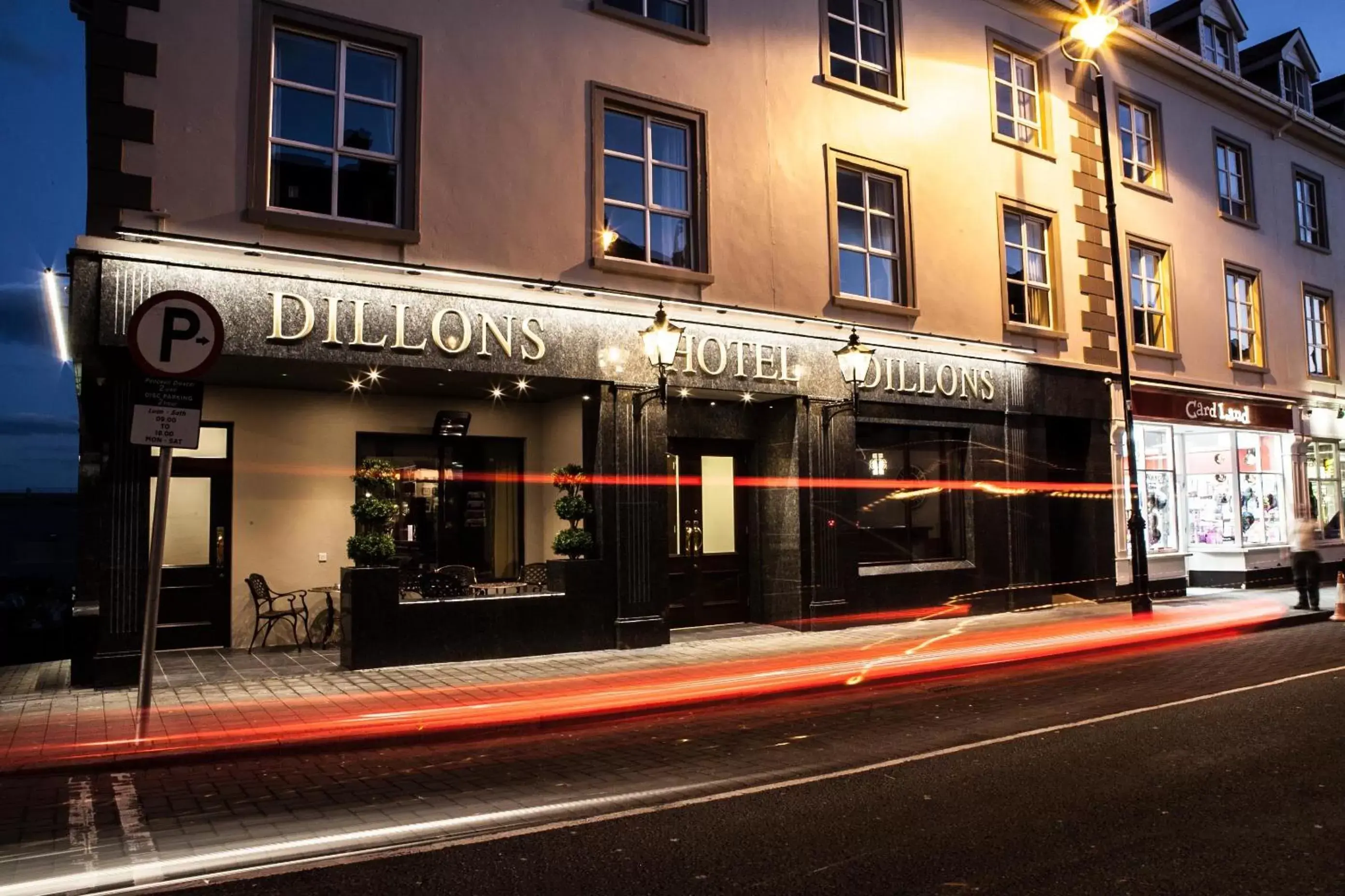 Facade/entrance in Dillon’s Hotel