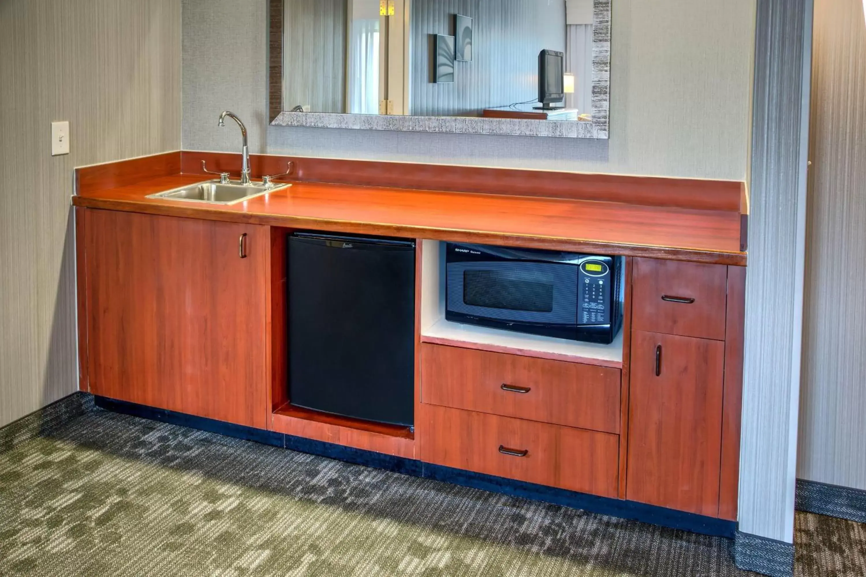 Bedroom, Kitchen/Kitchenette in Courtyard by Marriott Springfield