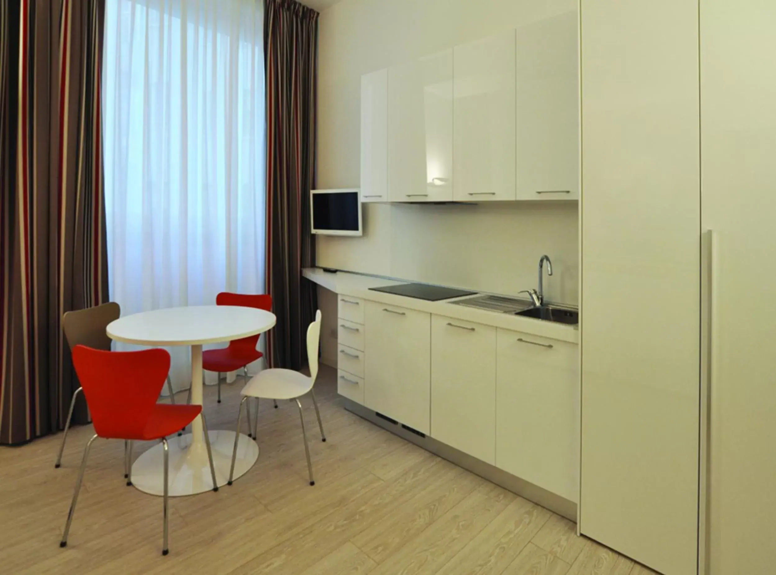 Living room, Kitchen/Kitchenette in BB Hotels Aparthotel Città Studi