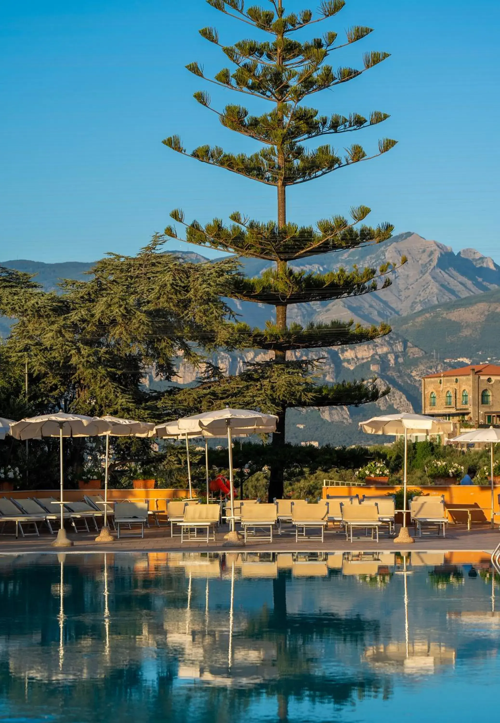 Swimming pool in Hotel Grand Vesuvio