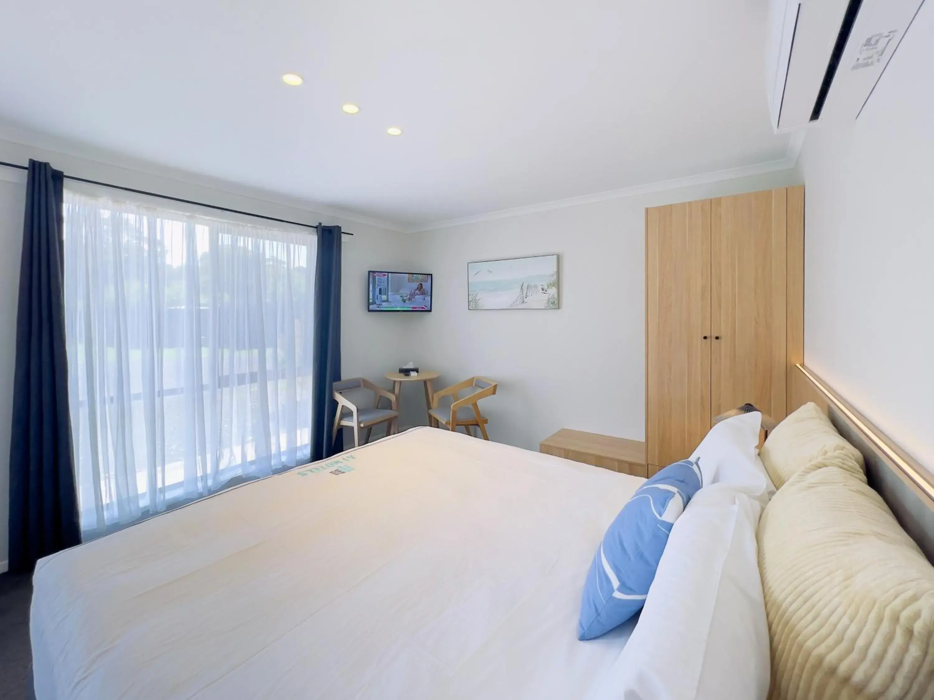 Bedroom, Bed in A1 Motels and Apartments Port Fairy