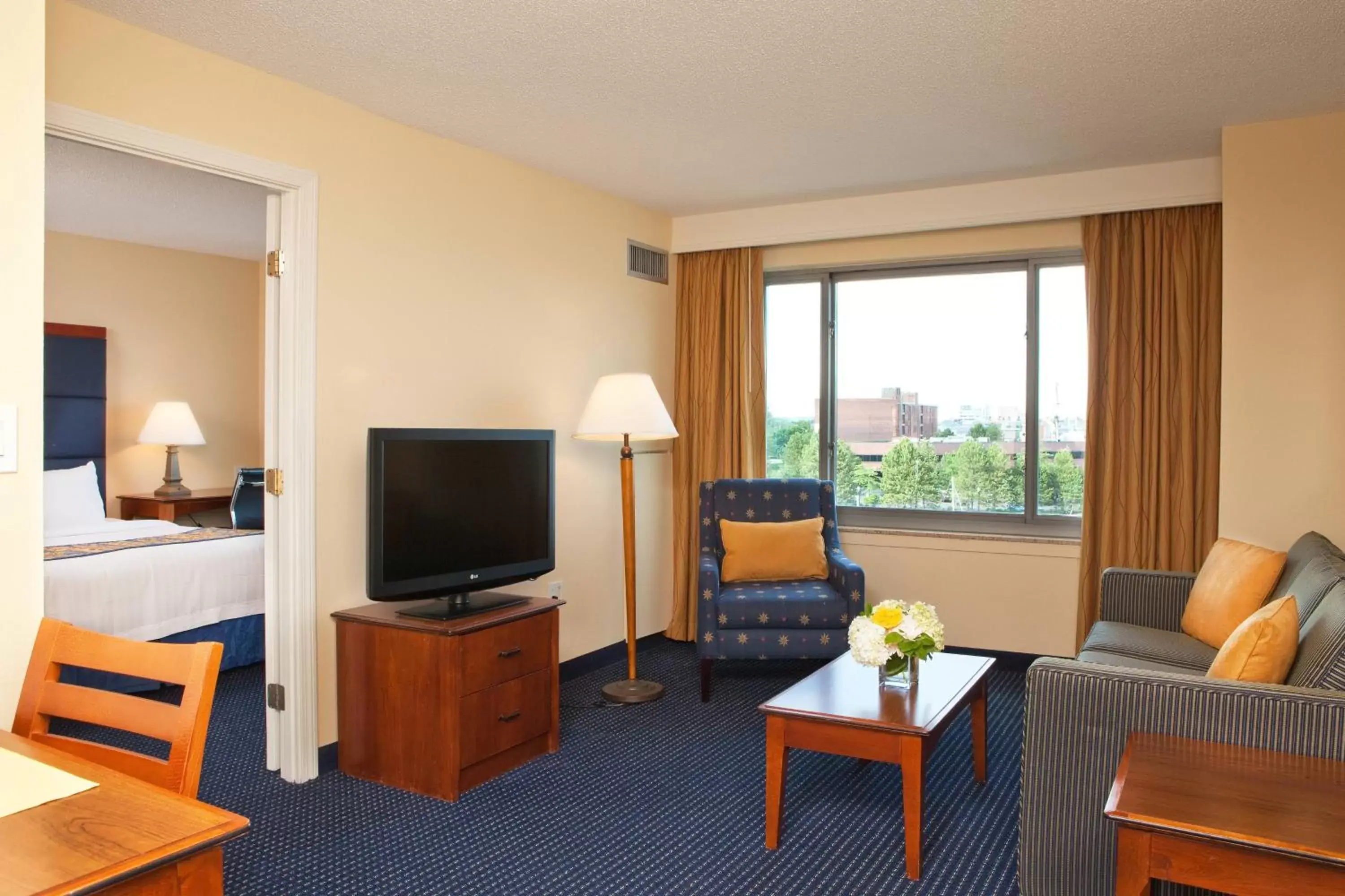 Living room, TV/Entertainment Center in Residence Inn by Marriott Boston Harbor on Tudor Wharf