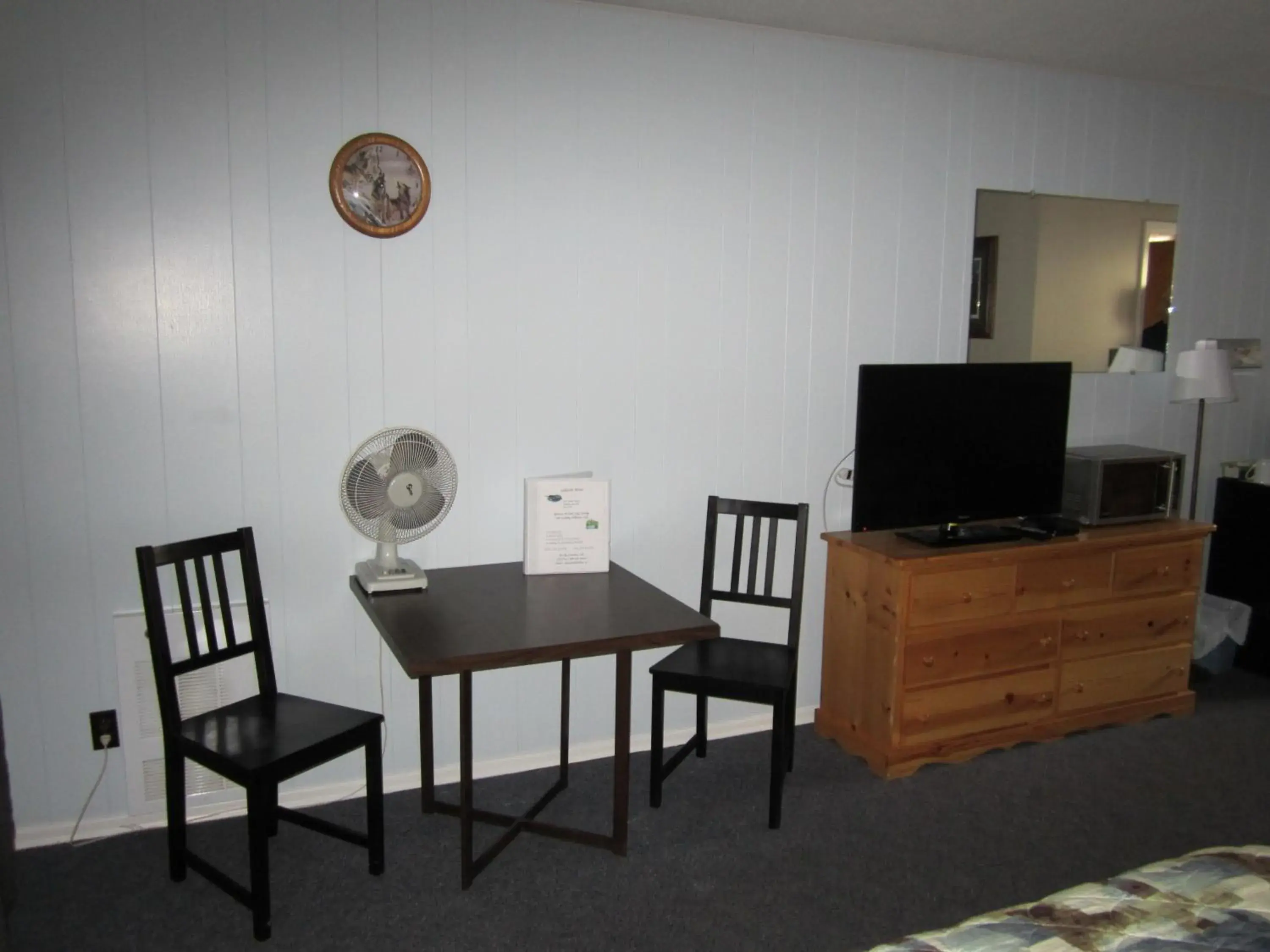 Dining area, TV/Entertainment Center in Lakeside Motel