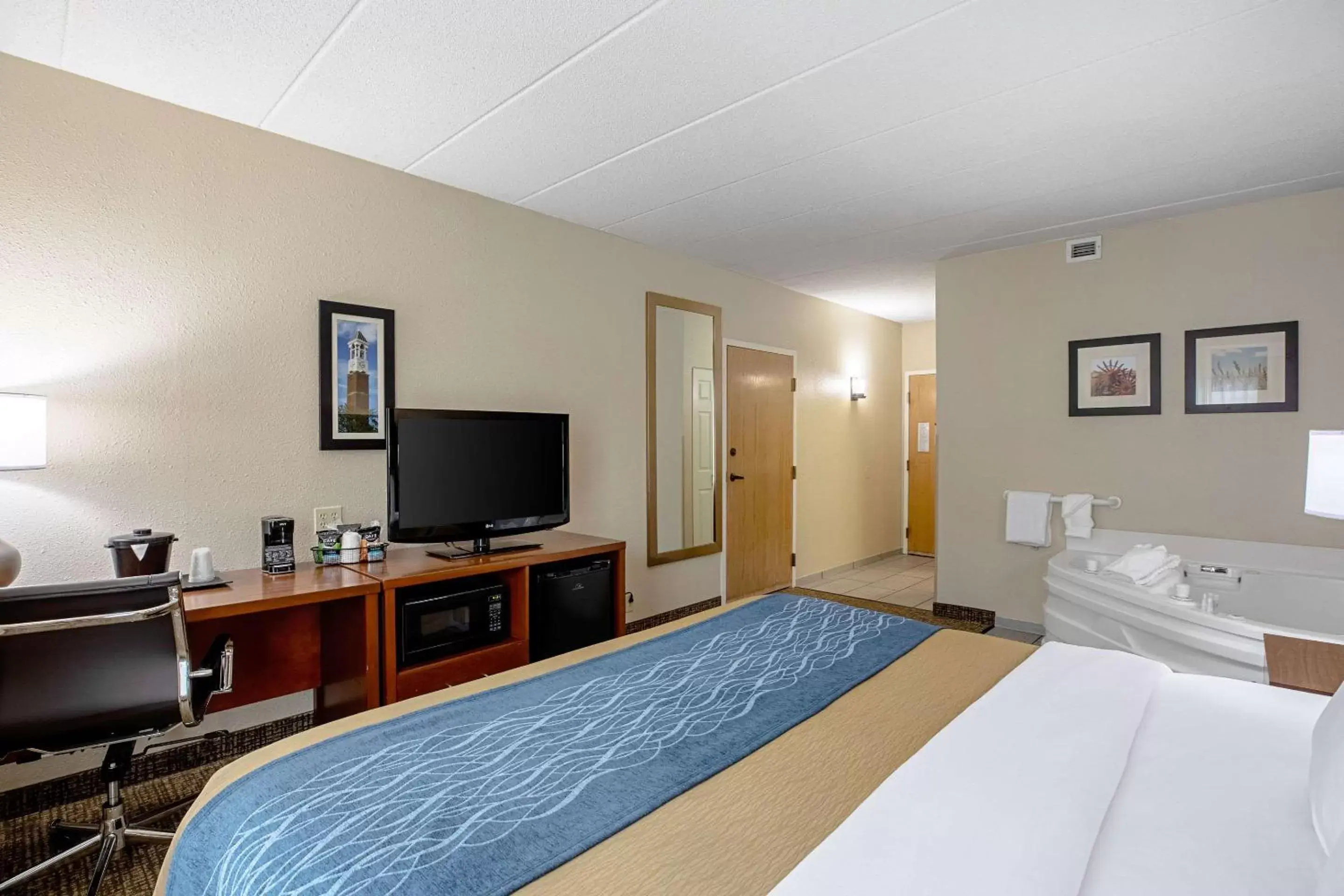 Photo of the whole room, Bed in Comfort Inn Indianapolis North - Carmel