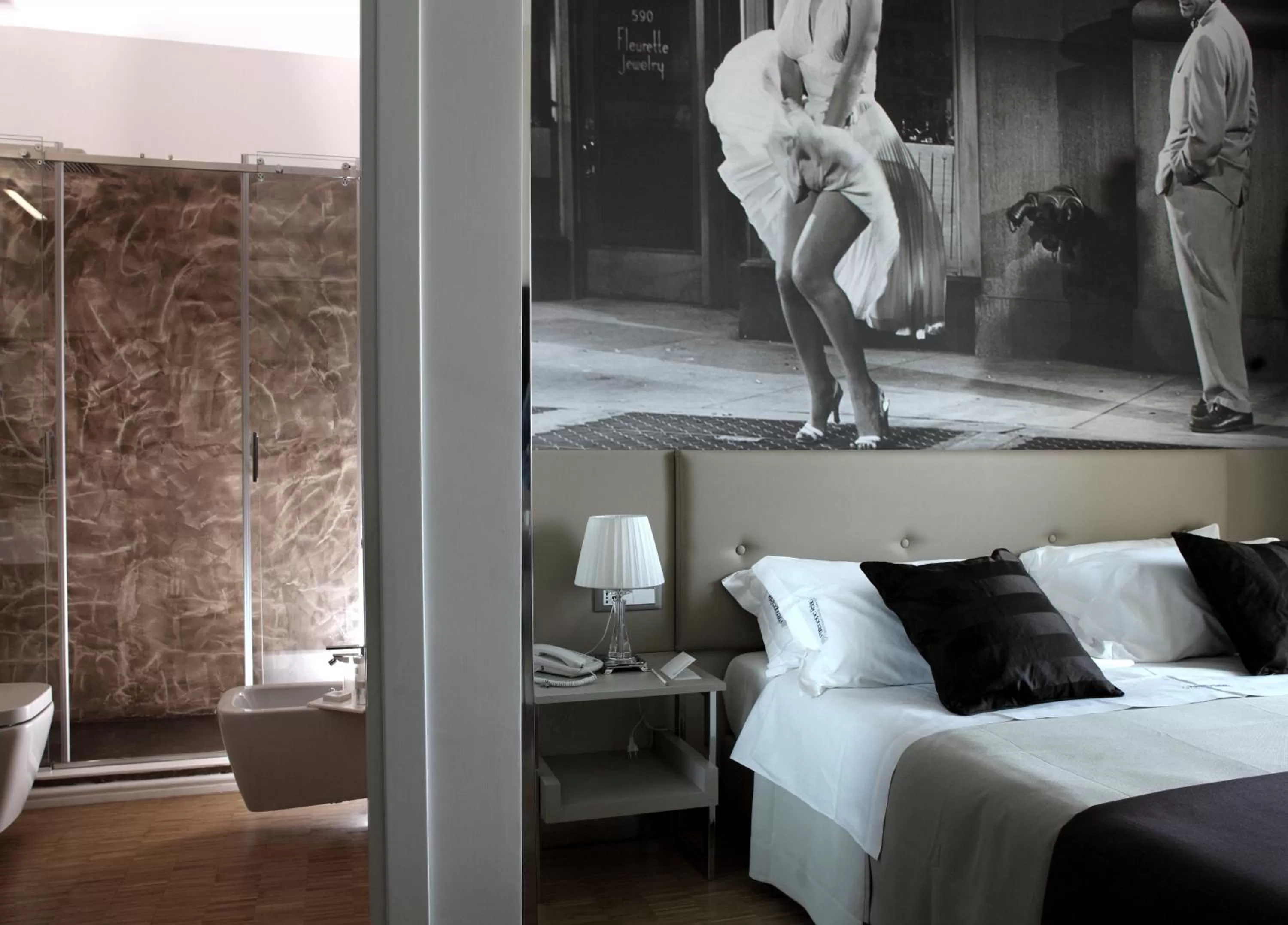 Photo of the whole room, Bed in Partenope Relais