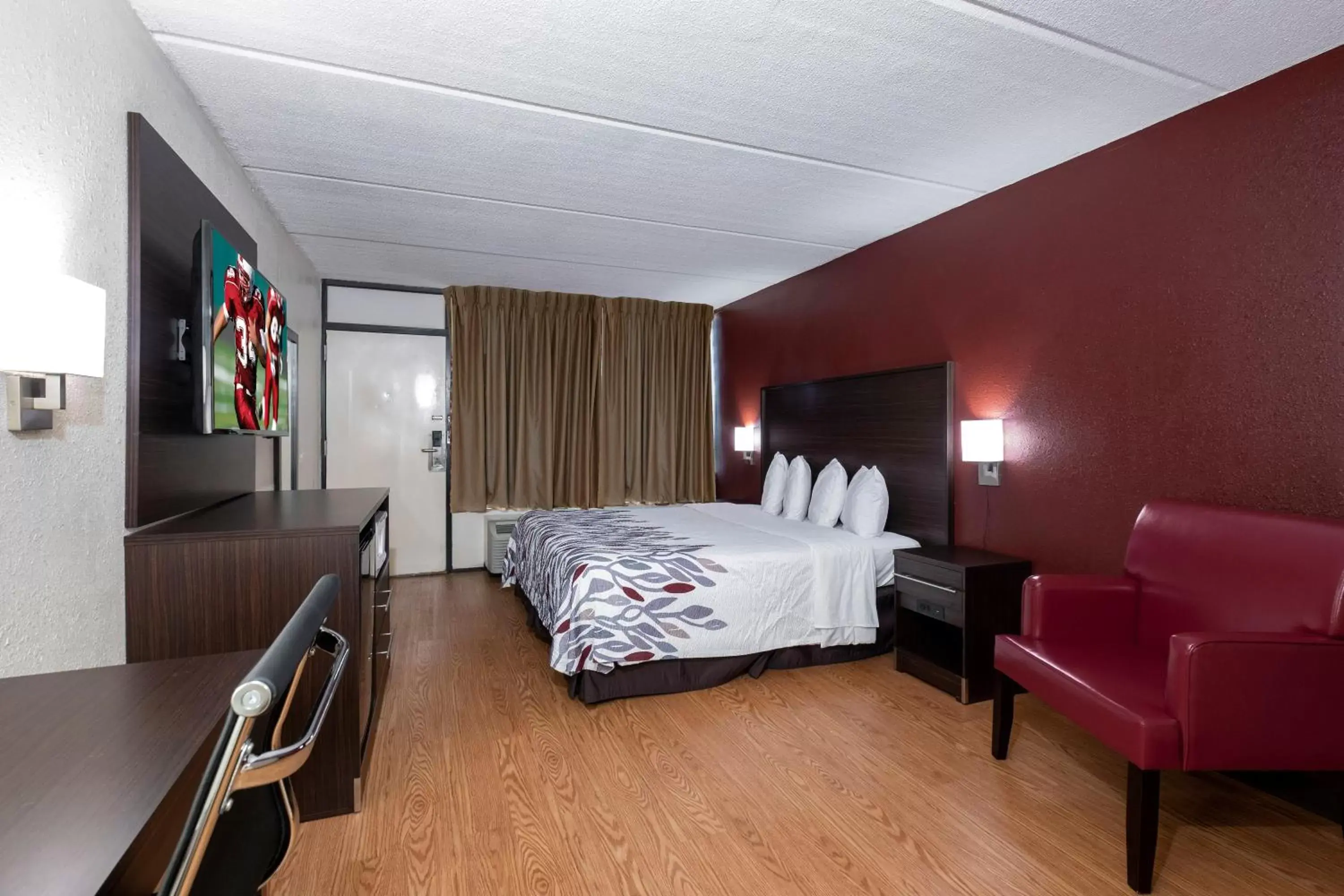 Photo of the whole room, Bed in Red Roof Inn Kenly - I-95 Photo of the whole room, Bed in Red Roof Inn Kenly - I-95