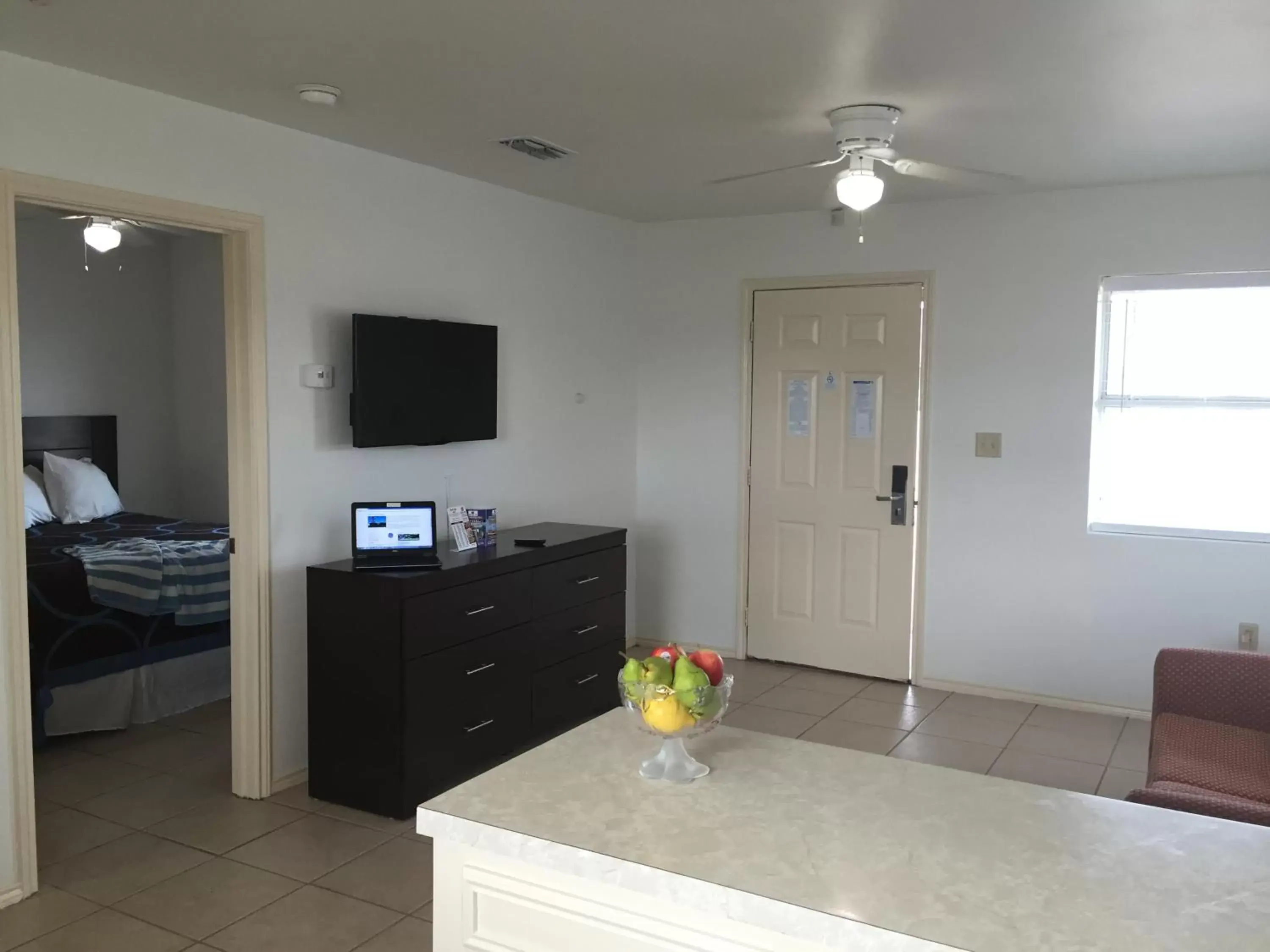 Communal lounge/ TV room, Dining Area in Port Isla Inn