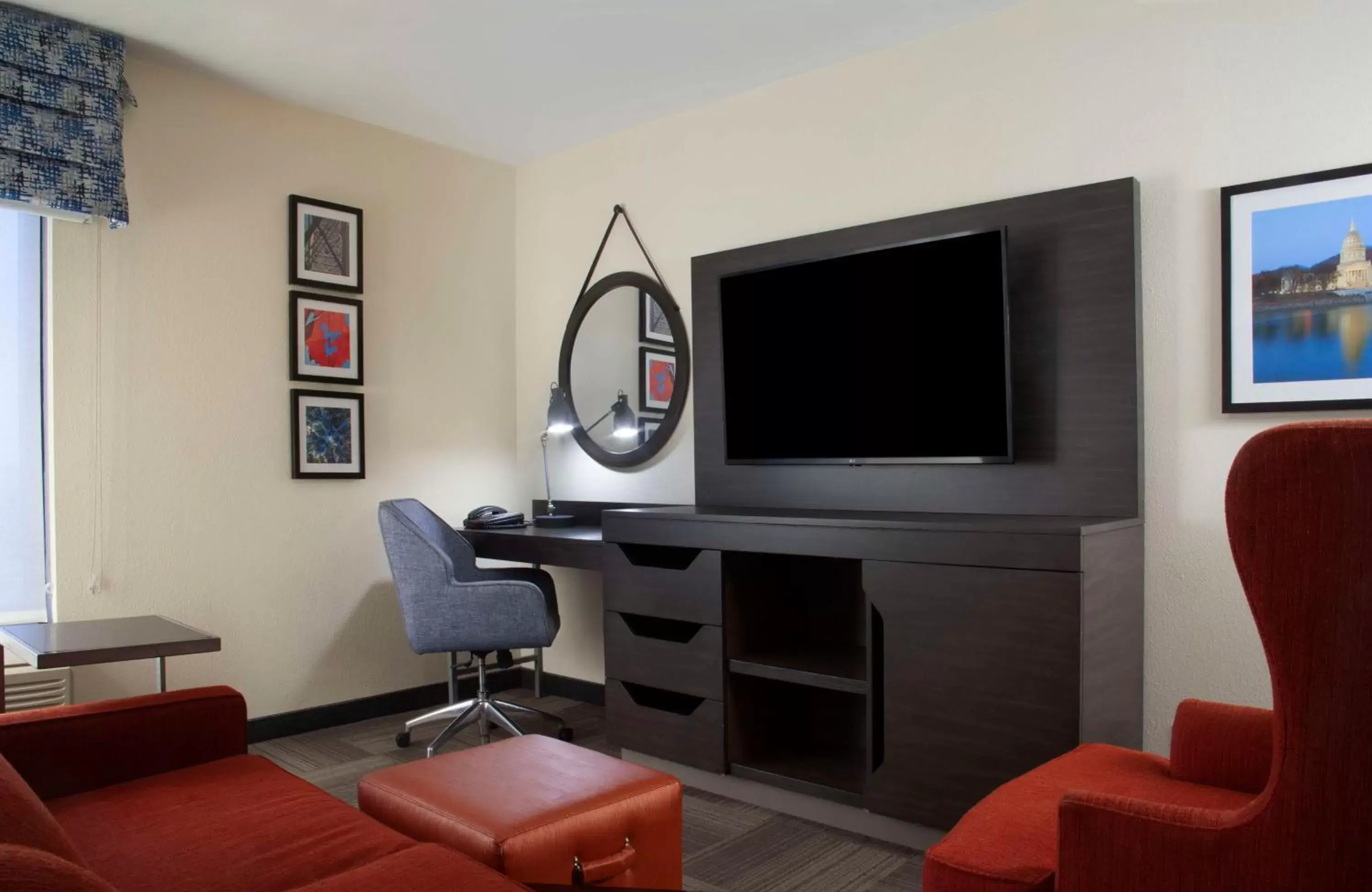 Bedroom, TV/Entertainment Center in Hampton Inn Charleston-Southridge