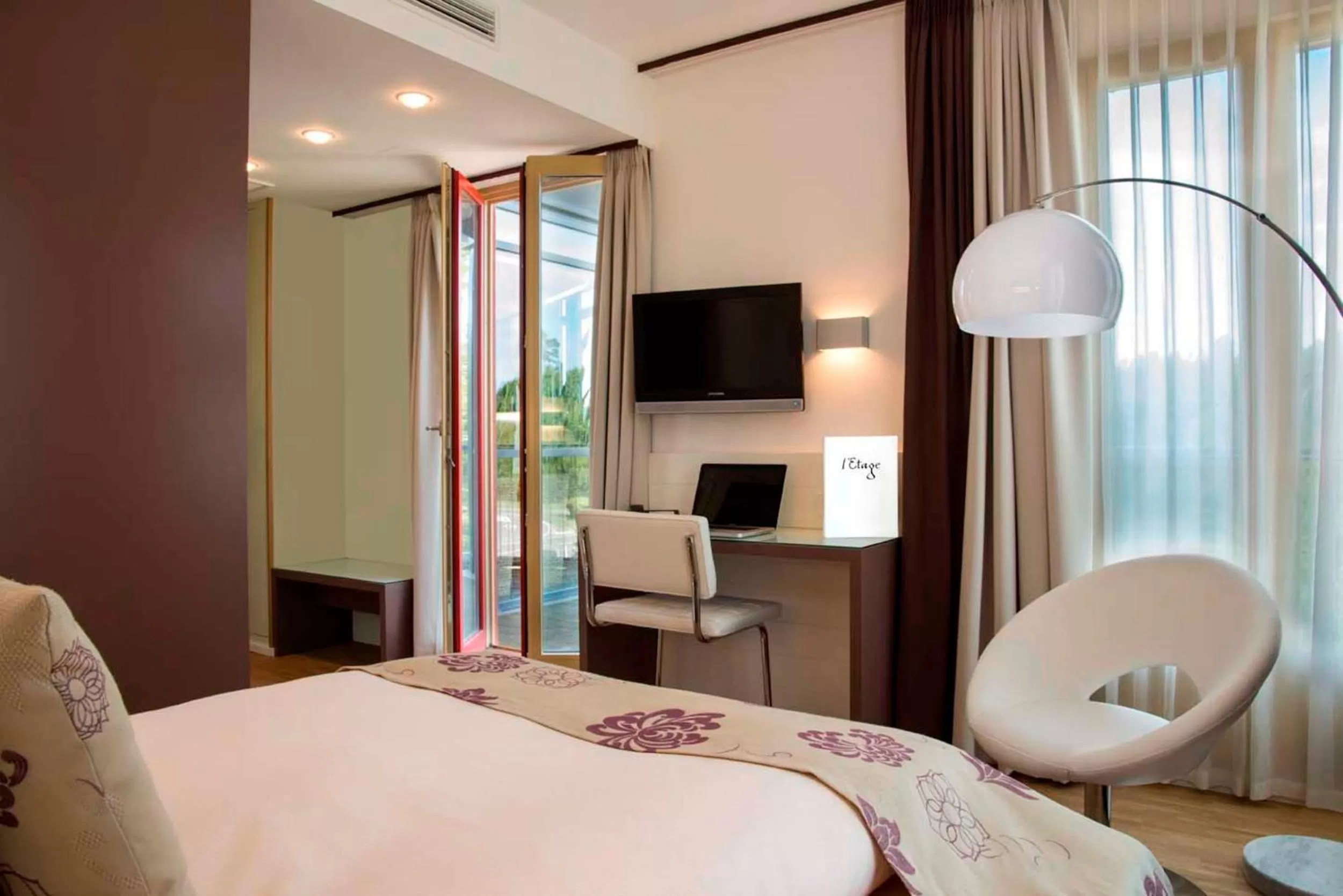 Bed in Hotel Simon's Plaza