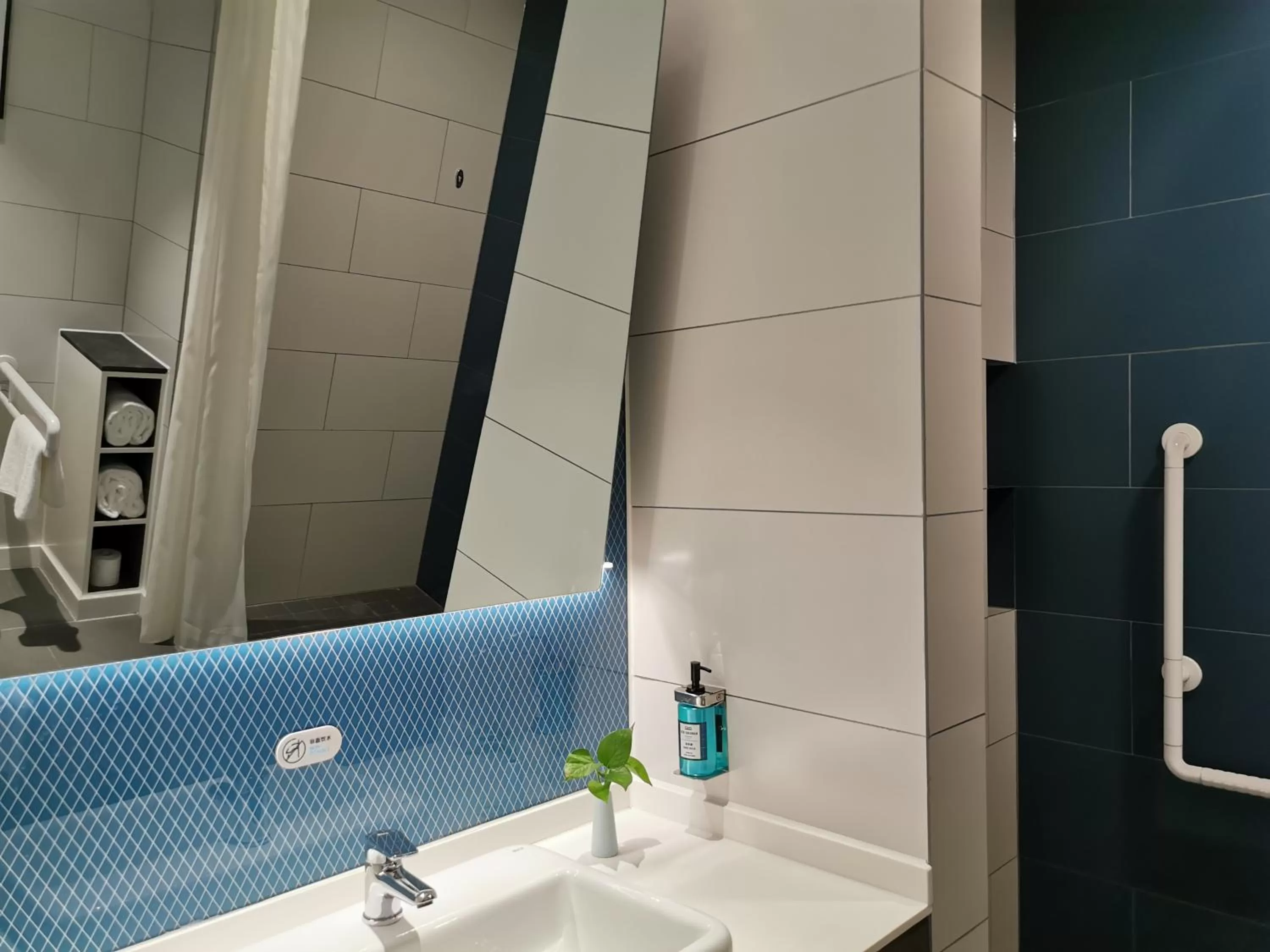 Holiday Inn Express Shanghai Kangqiao by IHG