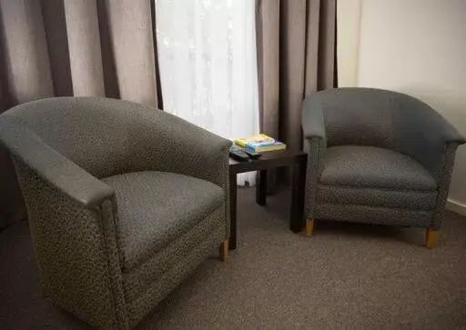 Seating Area in Shoreline Hotel