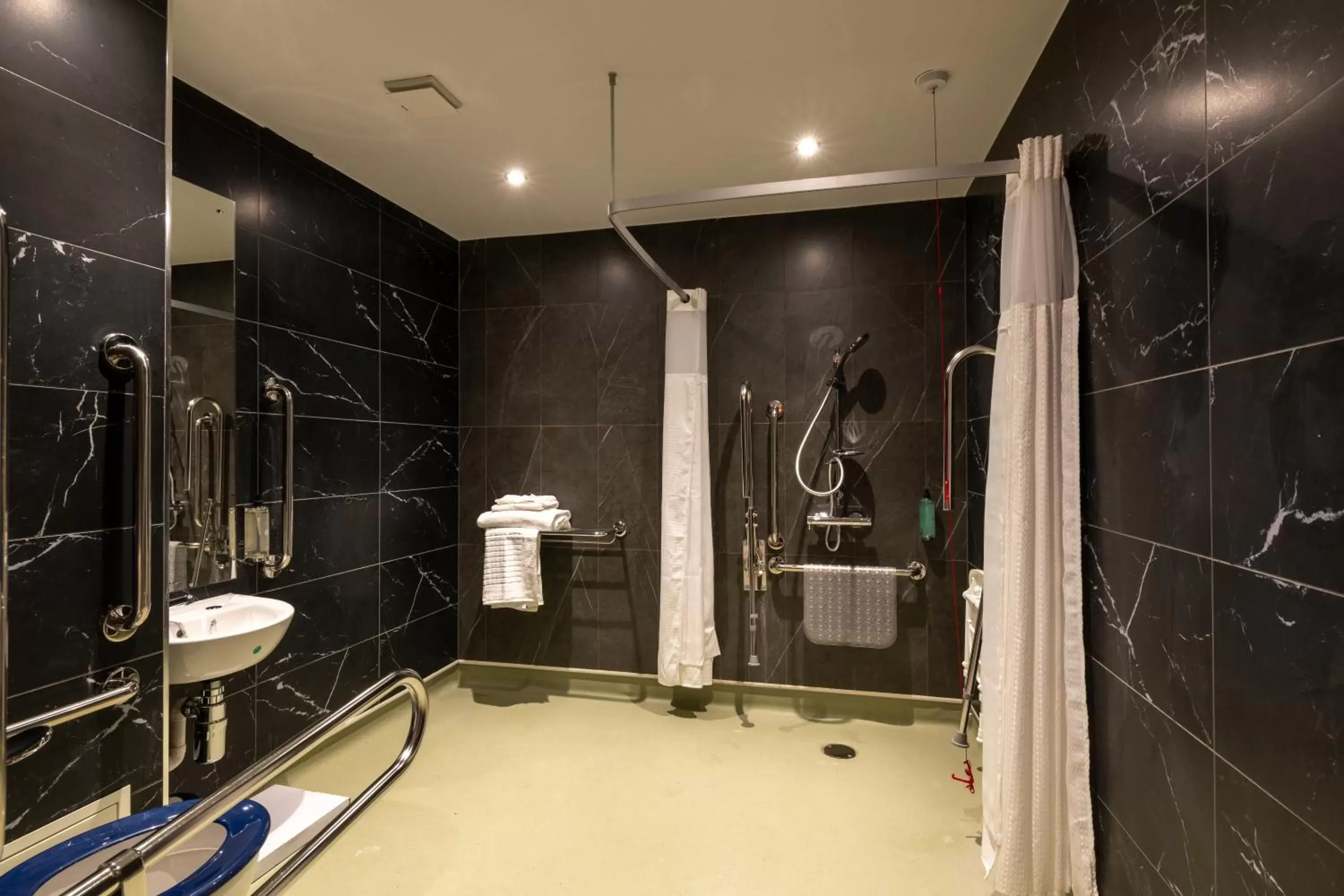 Bathroom in Keavan's Port Hotel , Dublin