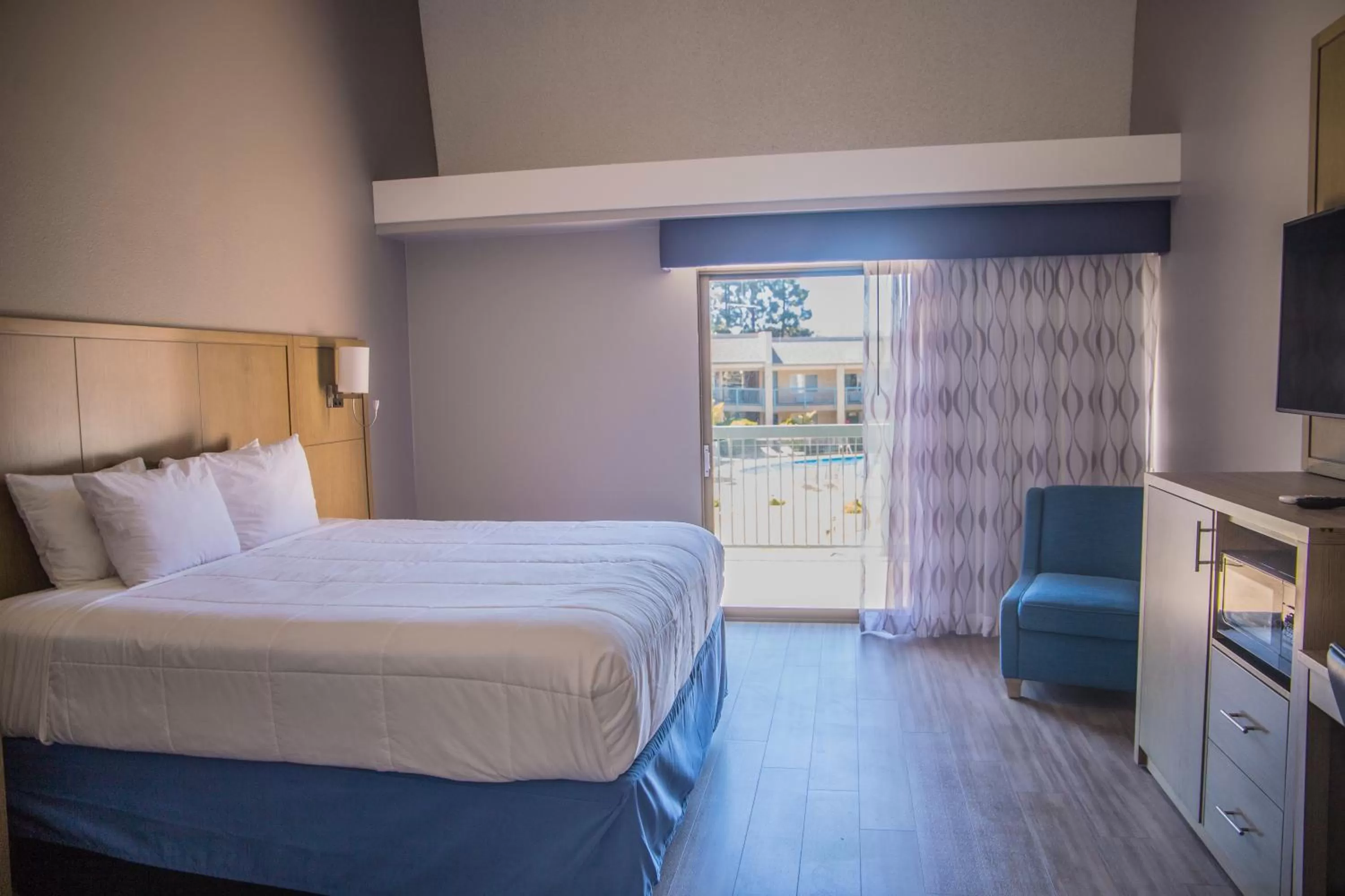 Bed in Days Inn by Wyndham Redwood City