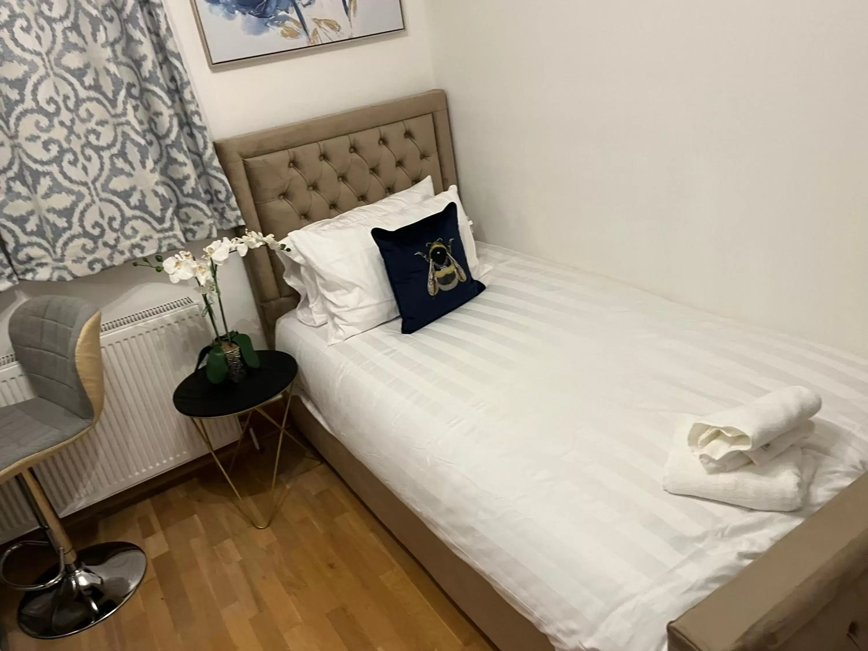 Bed in TJ Homes - Luxury Studio Suite with Garden View - Next to tube station London