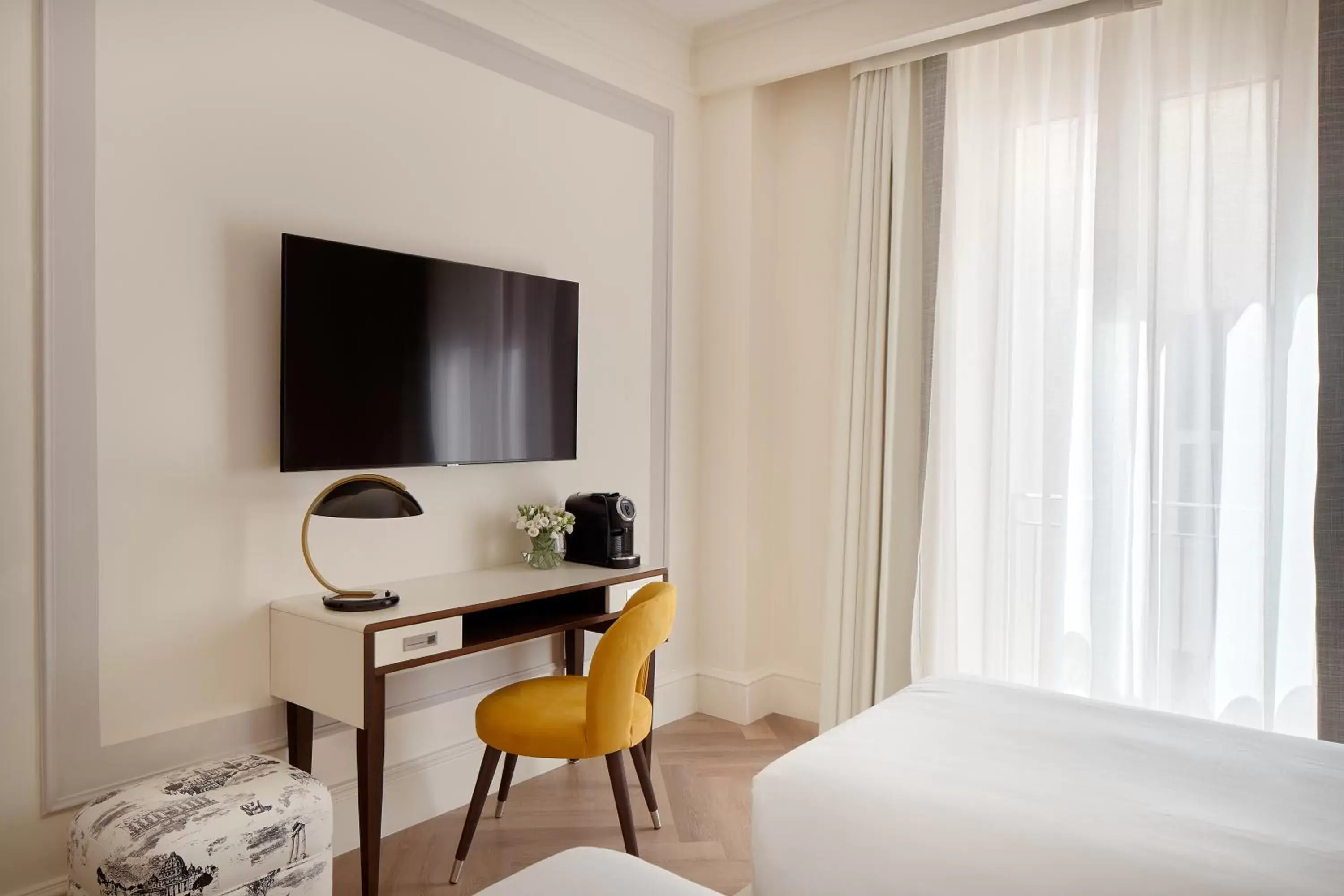 Bed, TV/Entertainment Center in UNAHOTELS Trastevere Roma