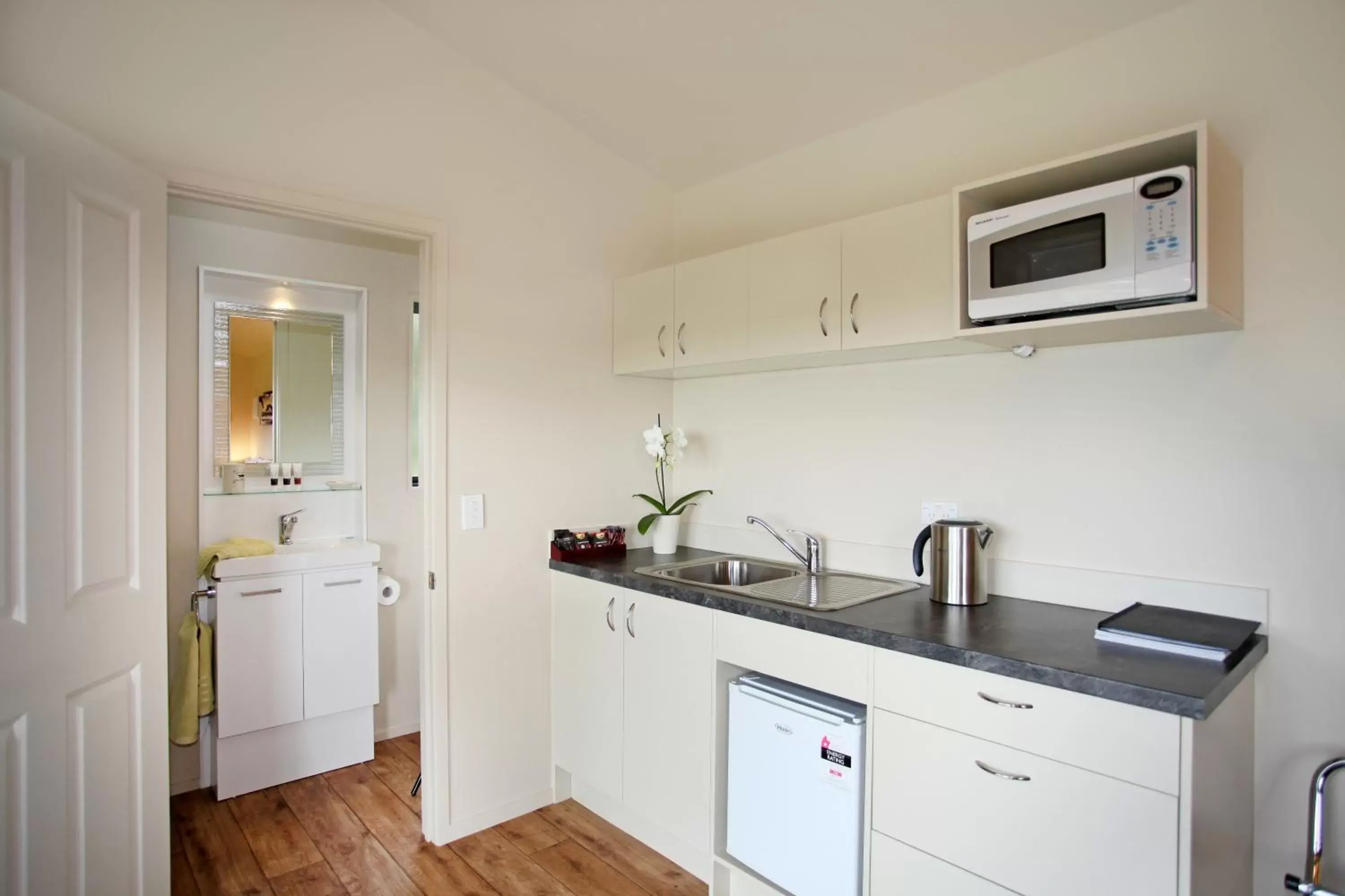 Bed, Kitchen/Kitchenette in Auckland Country Cottages