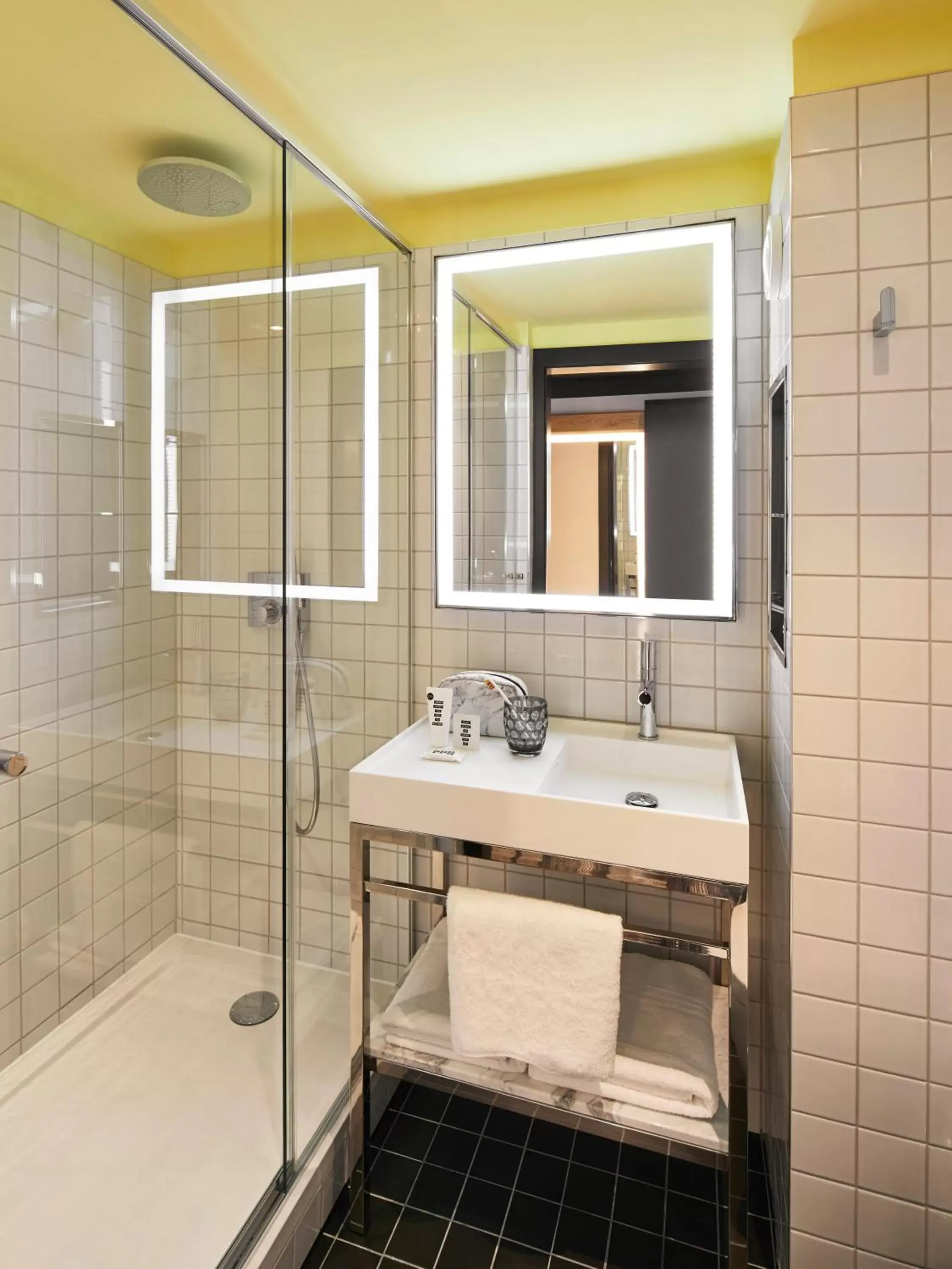 Shower, Bathroom in Mama Shelter London - Shoreditch
