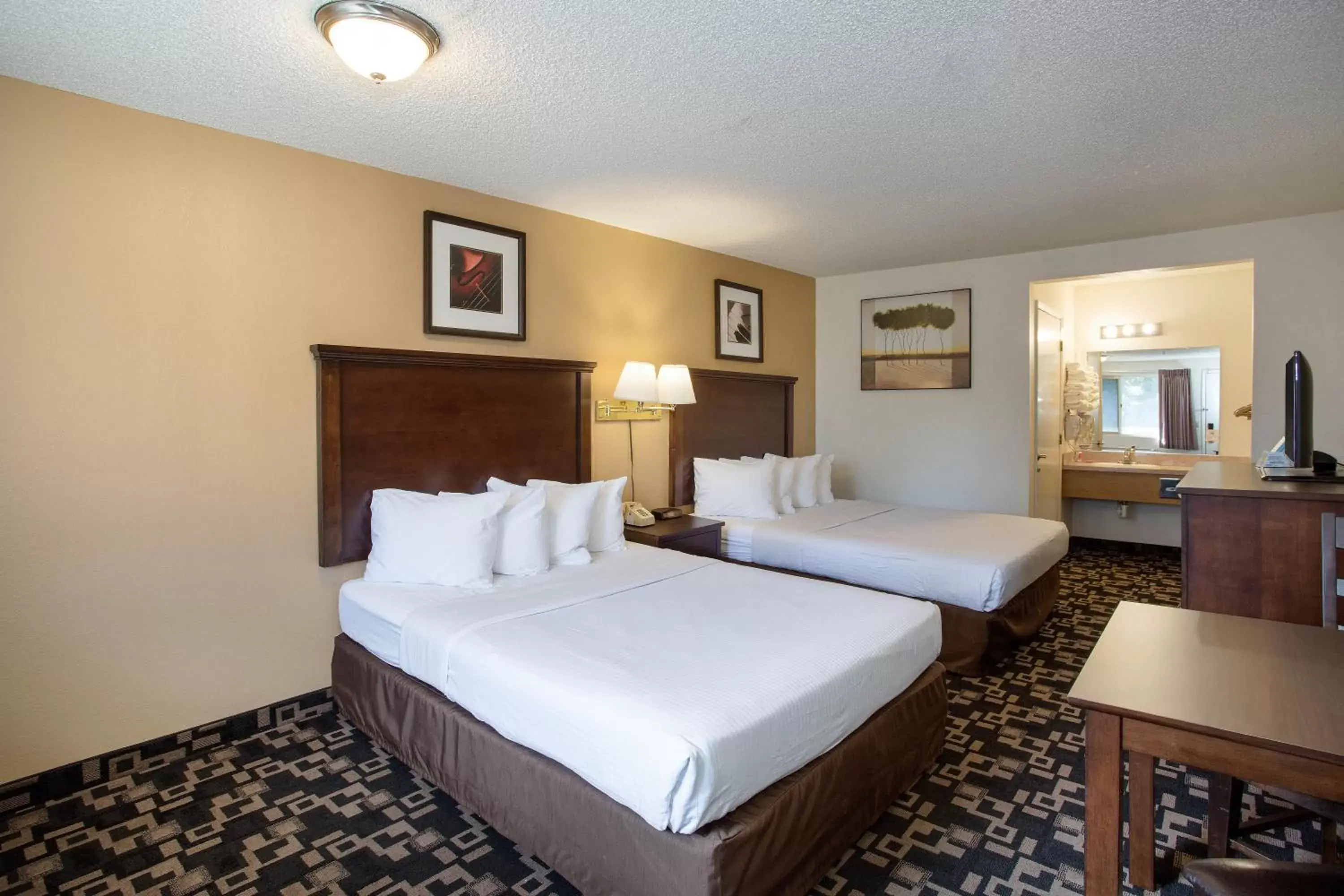 Queen Room with Two Queen Beds - Non Smoking in MorningGlory Inn & Suites