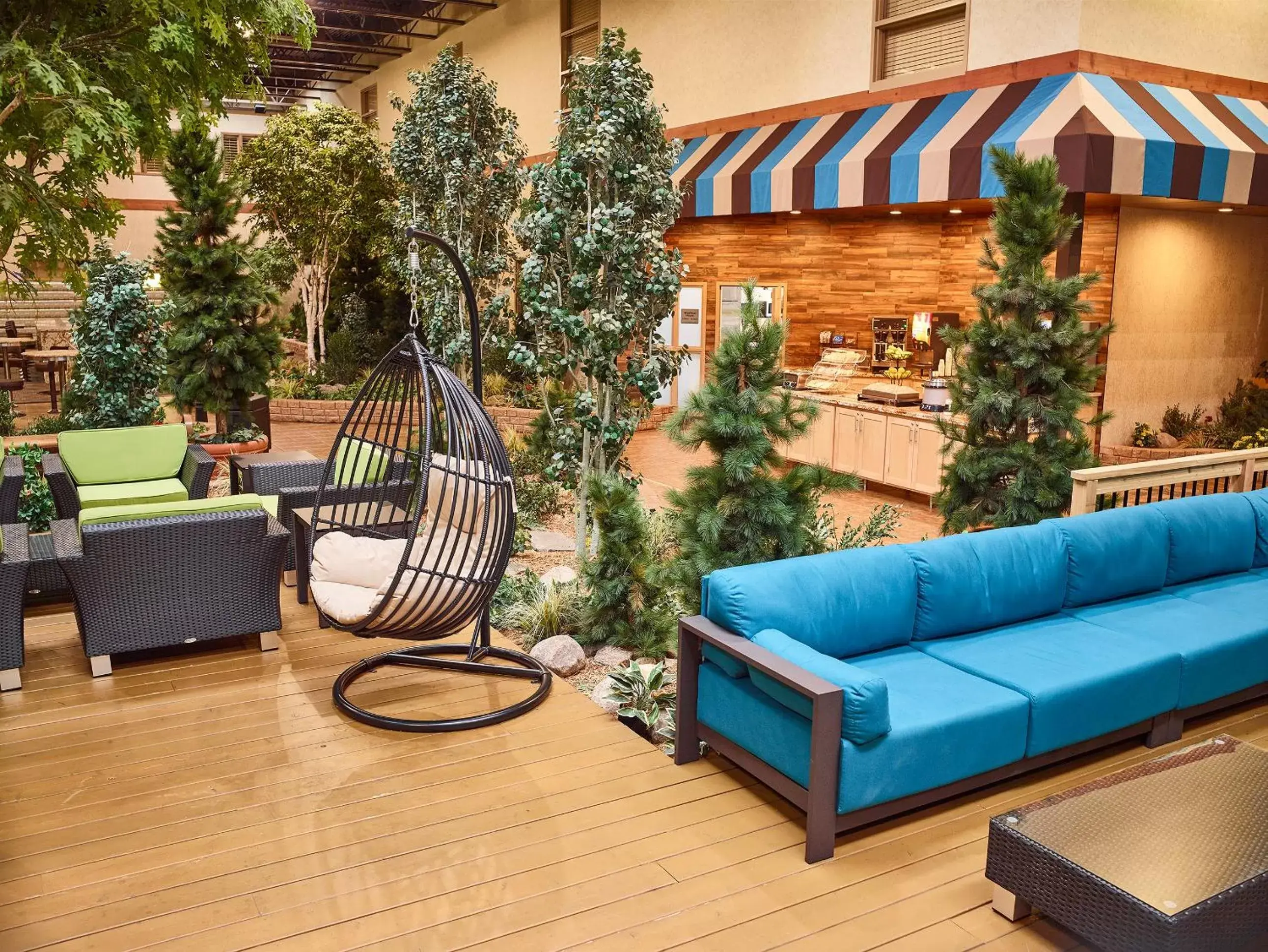 Garden, Seating Area in LivINN Hotel Minneapolis North / Fridley