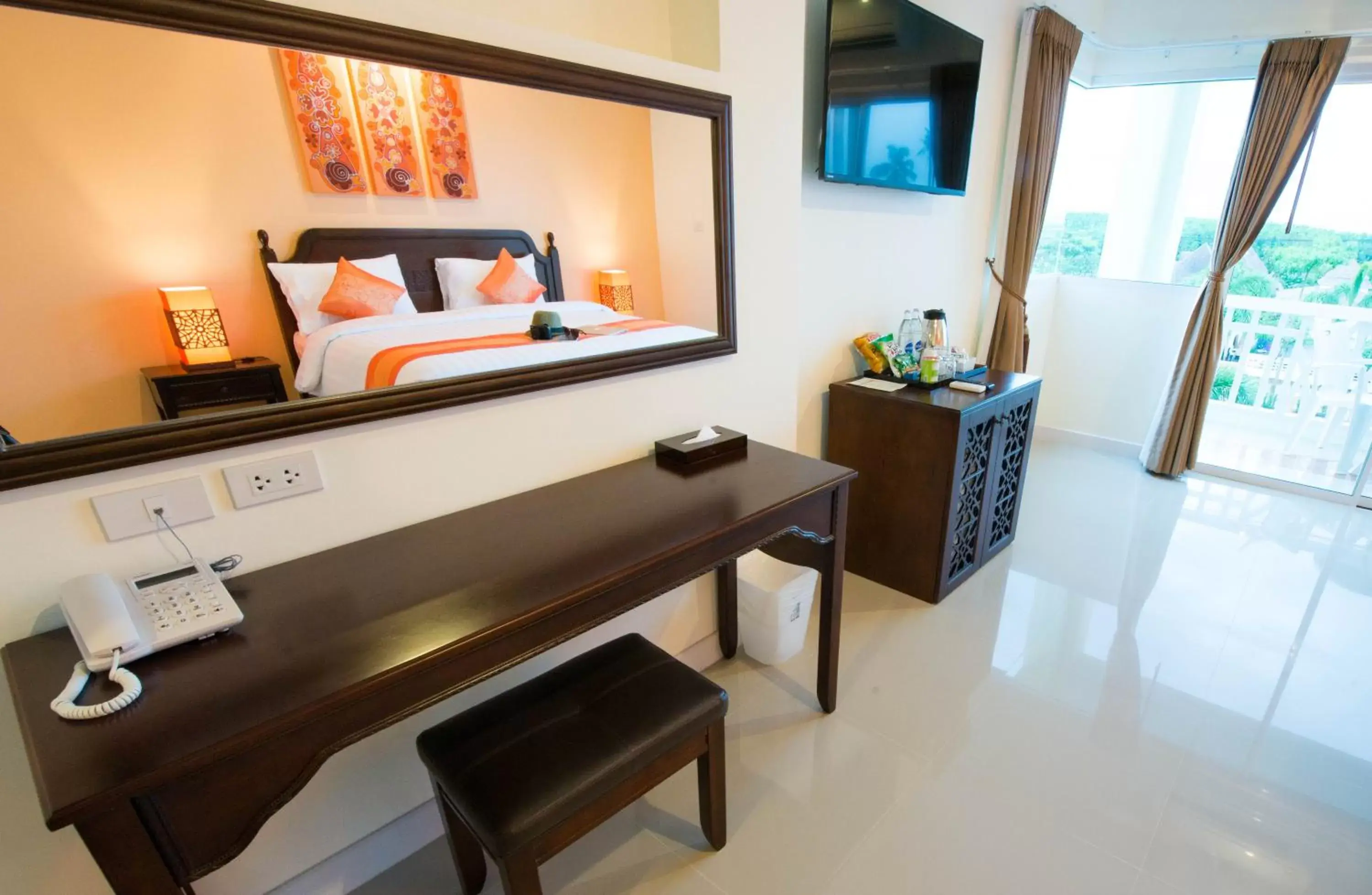 Bed, TV/Entertainment Center in Krabi Front Bay Resort