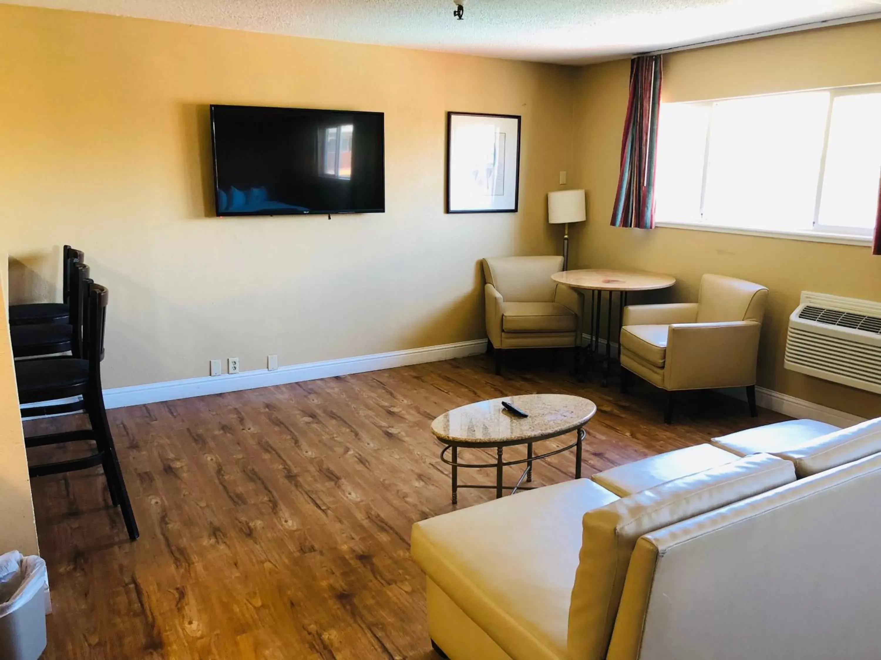 Seating Area in Roy Inn & Suites -Sacramento Midtown