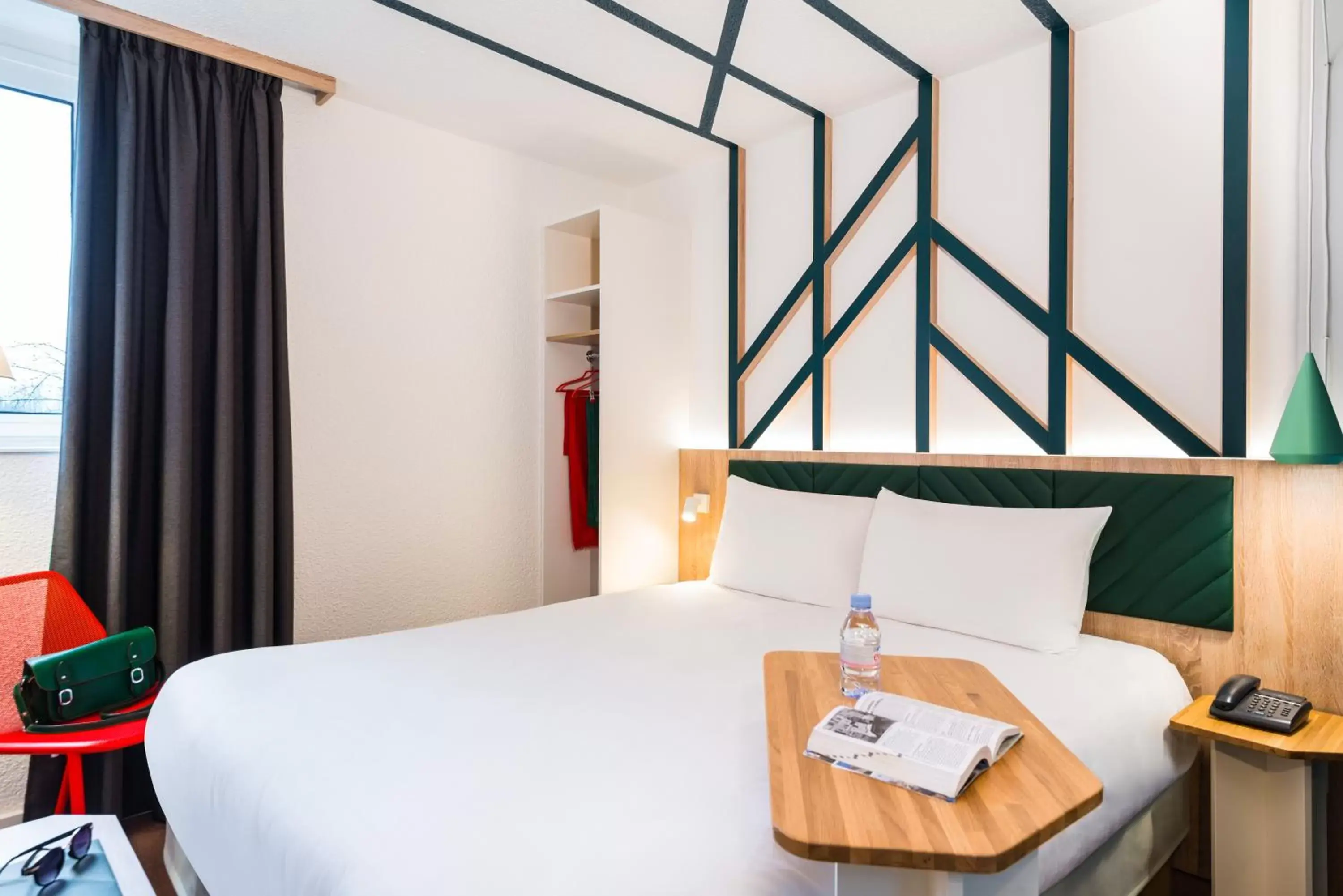 Bedroom, Bed in ibis Styles Rouen Val De Reuil