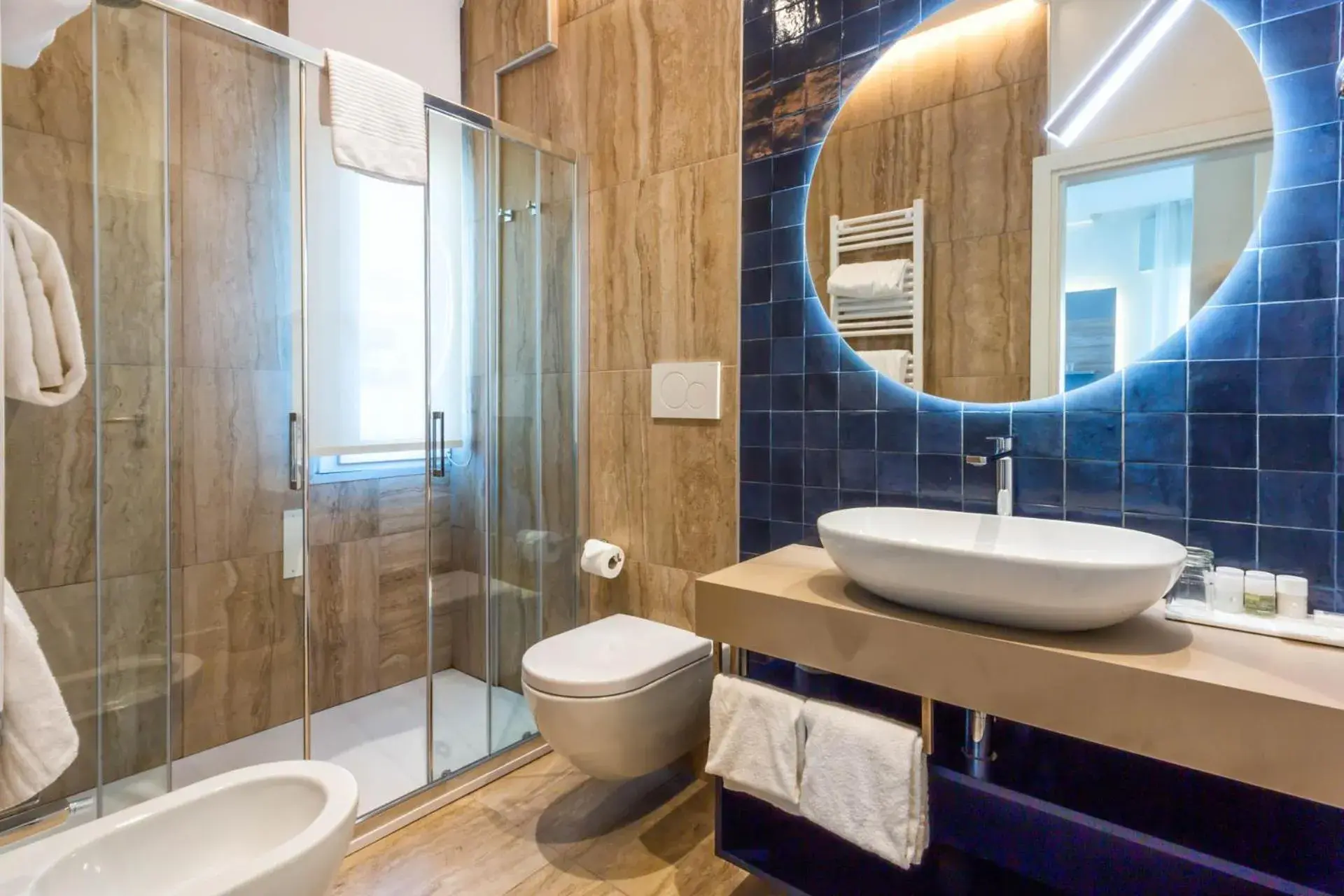 Shower, Bathroom in Hotel Petit Palais