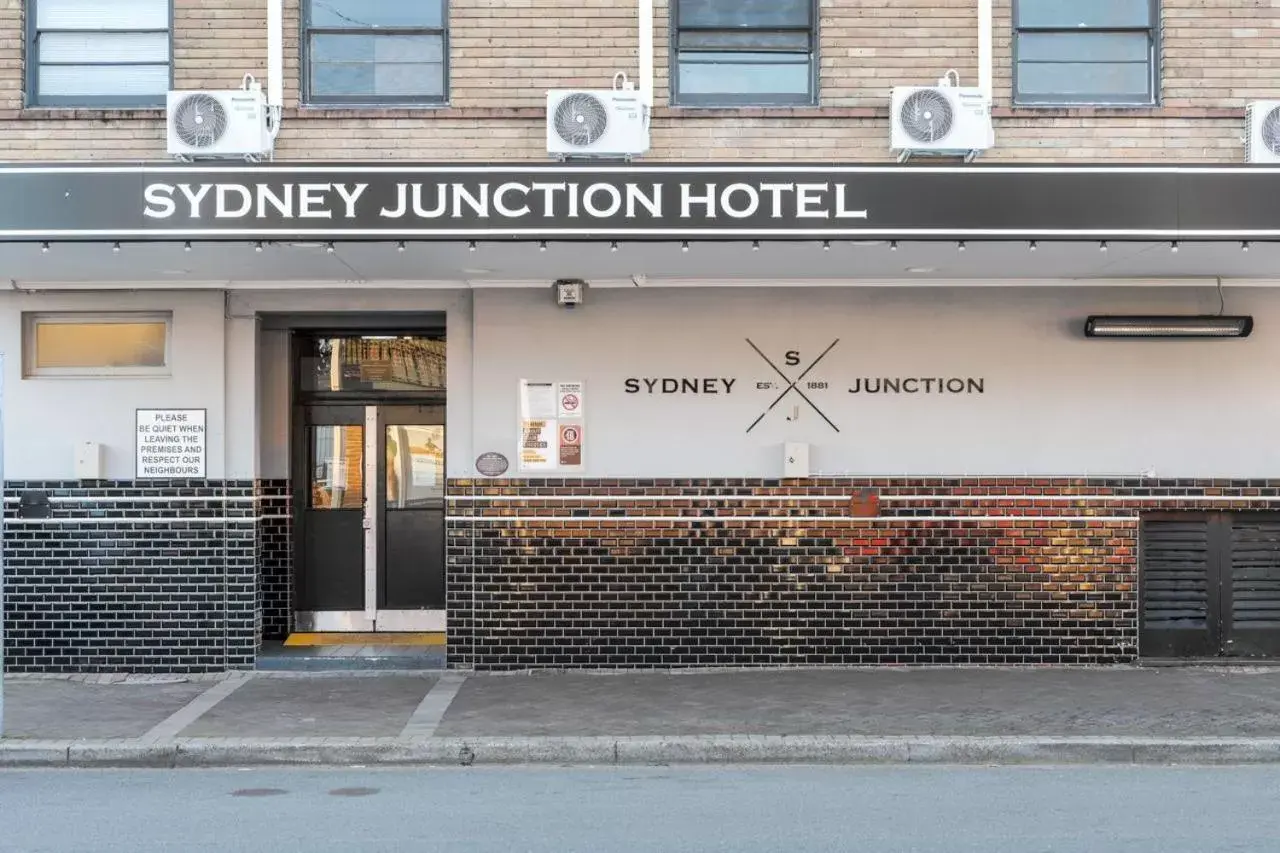 Facade/entrance in Sydney Junction Hotel