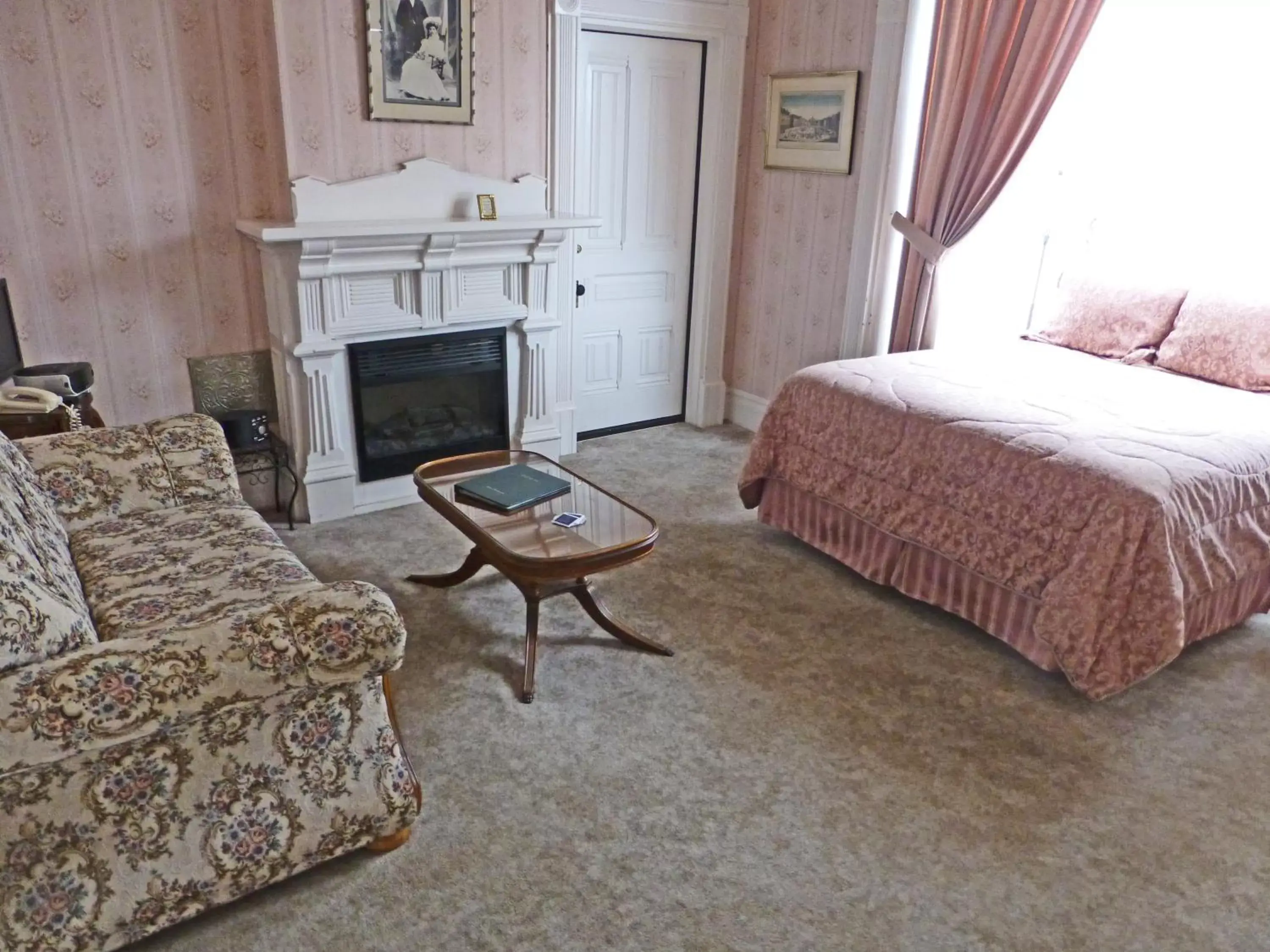 Bedroom, Bed in Victorian Inn