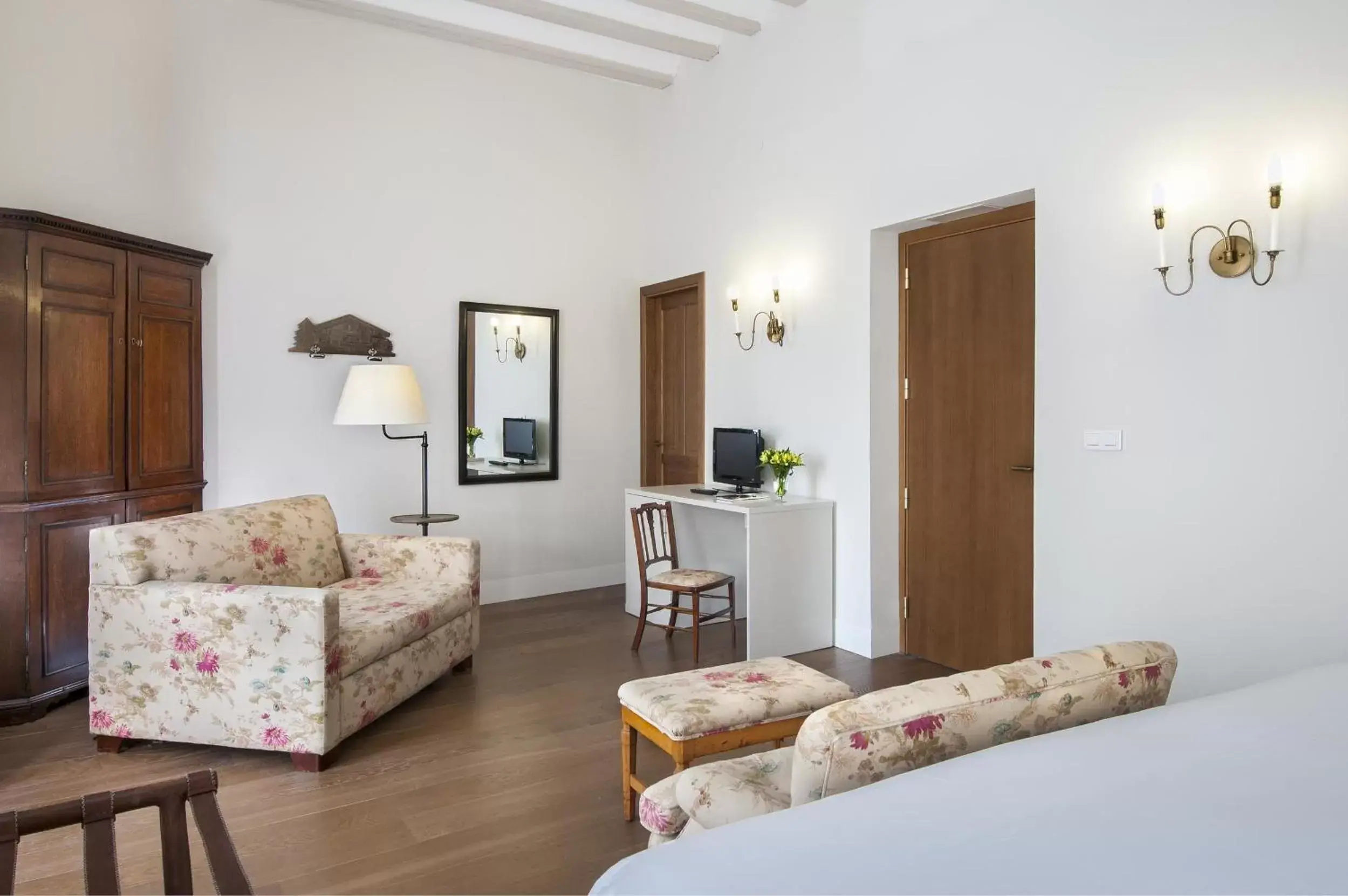 Bedroom, Seating Area in Hotel Amadeus Sevilla