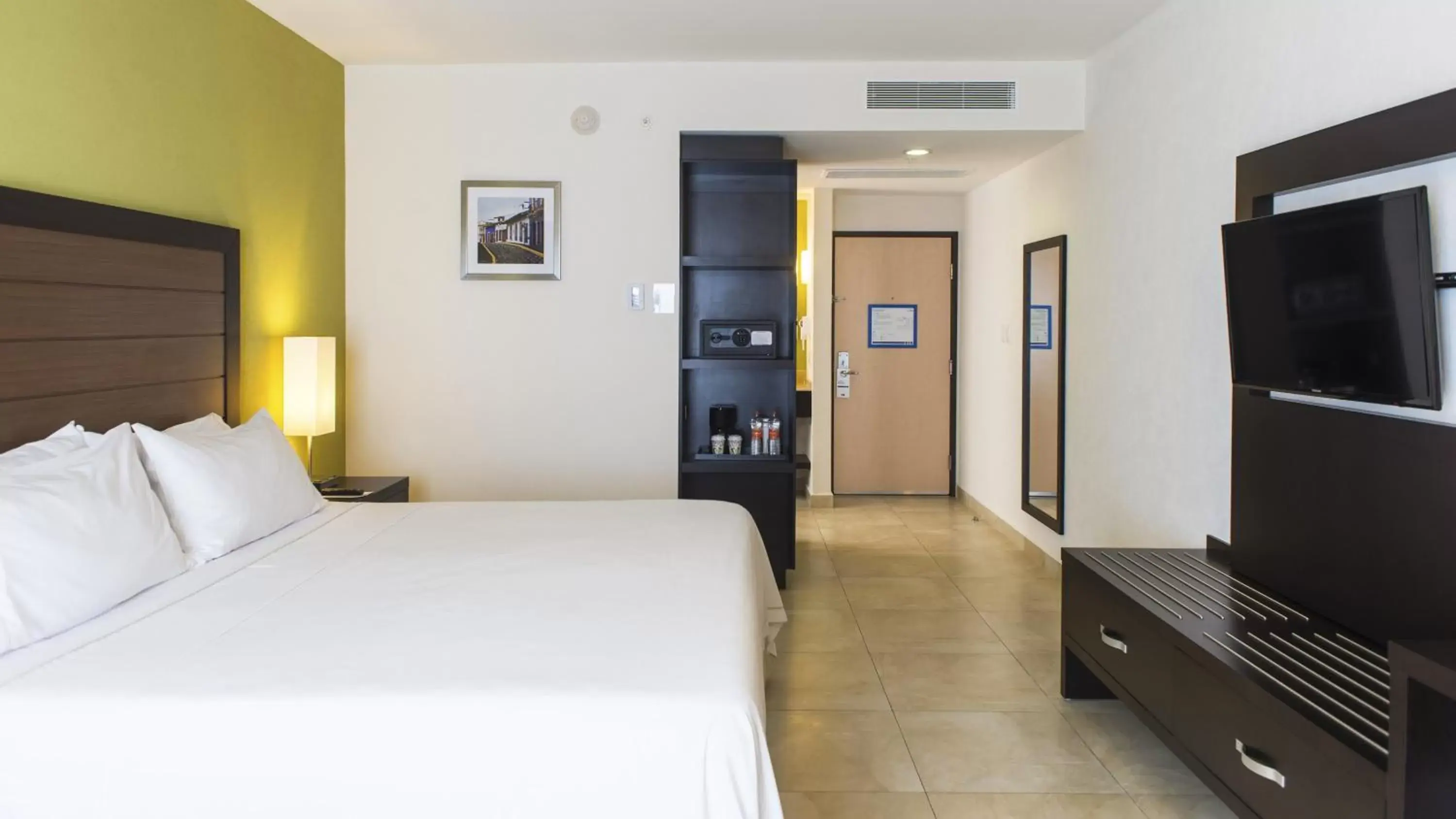 Photo of the whole room, Bed in Holiday Inn Express Xalapa