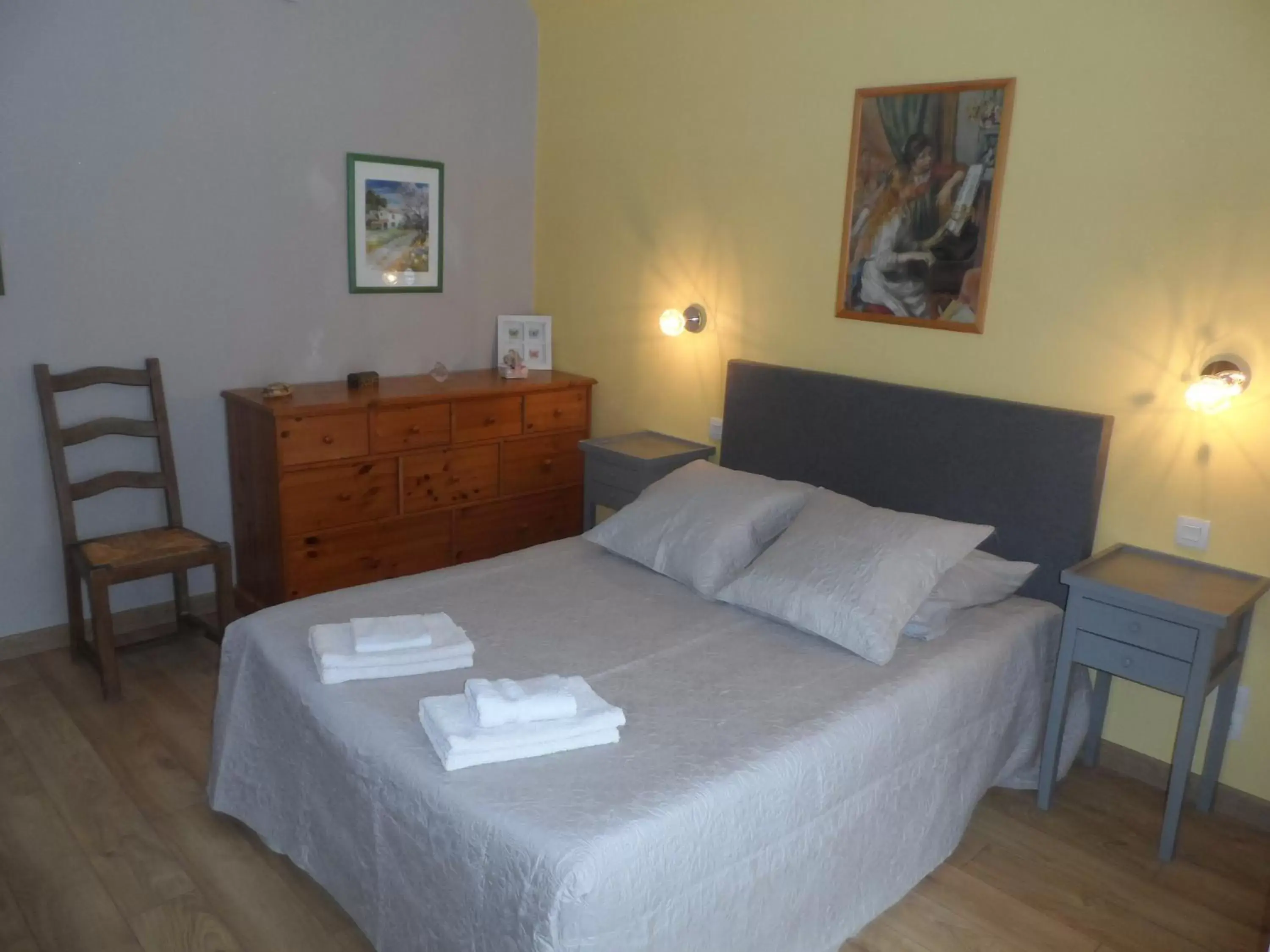 Double Room with Private Bathroom in Cafecouet'Breizh